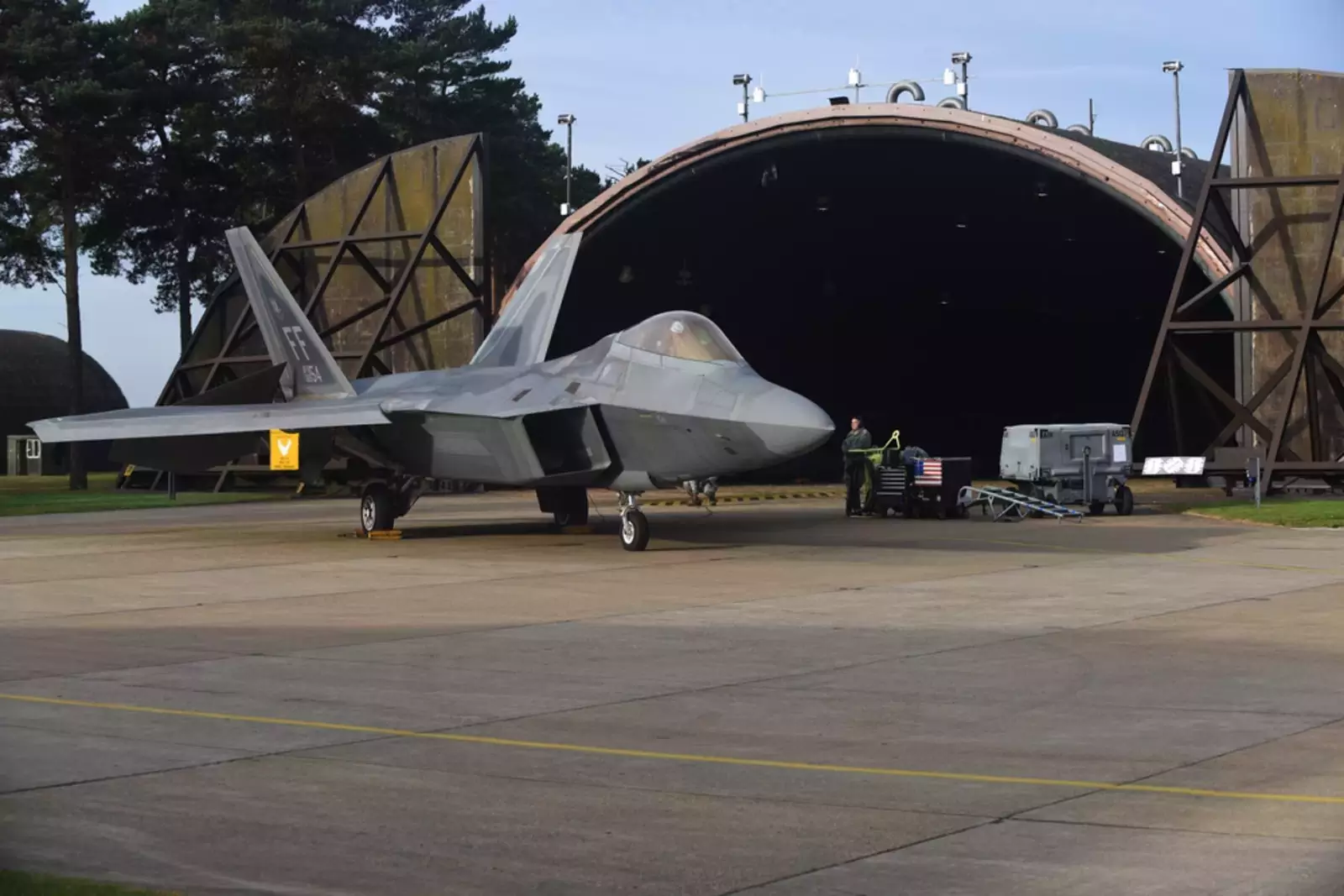 F-22 Raptor с 1-го истребительного крыла, Объединенная база Лэнгли-Юстис, штат Вирджиния, готовится к такси в Королевских военно-воздушных сил Лейкенхит, Англия, октябрь 2017 год.