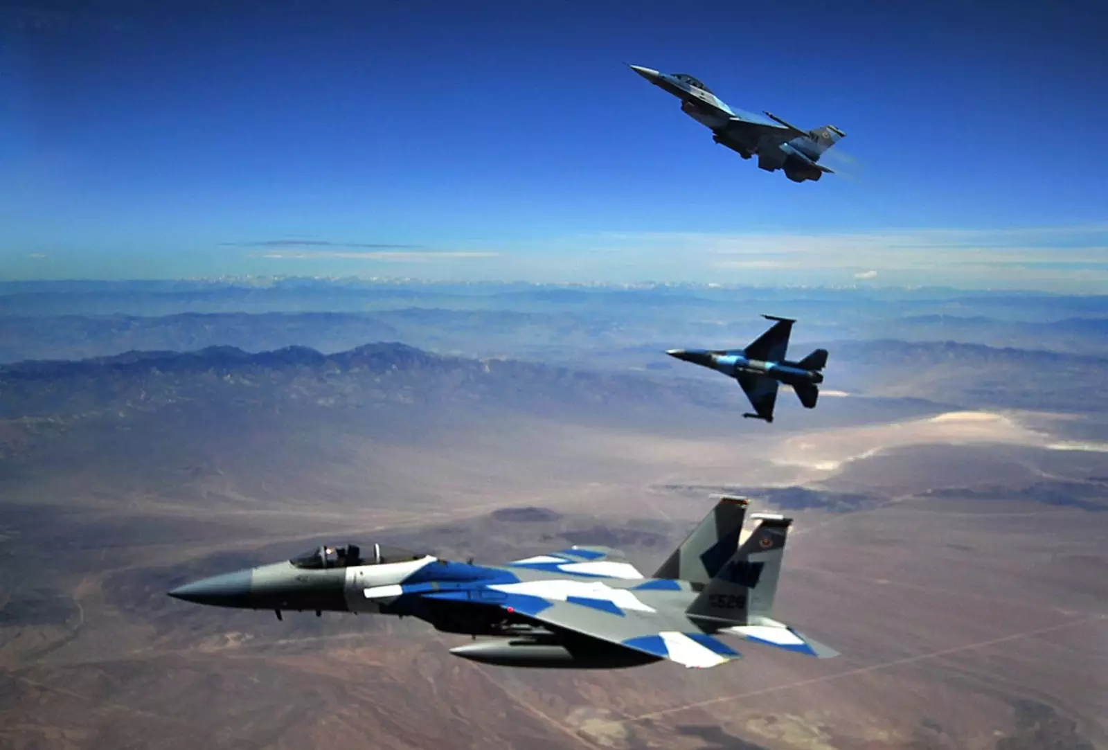 F-15C ВВС США и два F-16 из 65-й эскадрильи "Агрессор" ведут воздушный бой с курсантами Школы вооружений ВВС на испытательном и учебном полигоне Неваде, 17 мая 2012 года.