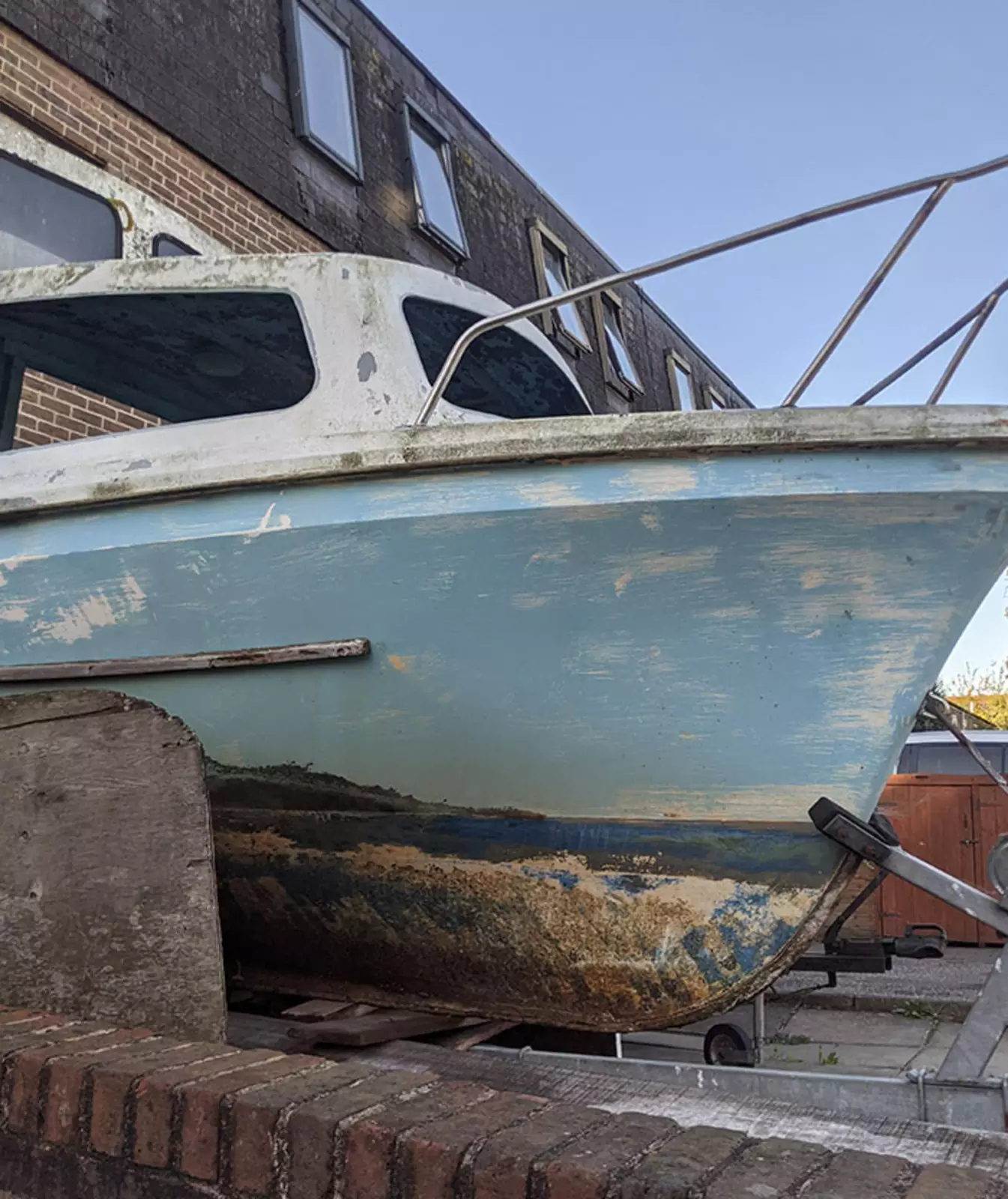 Следы износа и потертости на этой лодке выглядят как остров в море. Следы износа и потертости на этой лодке выглядят как остров в море.