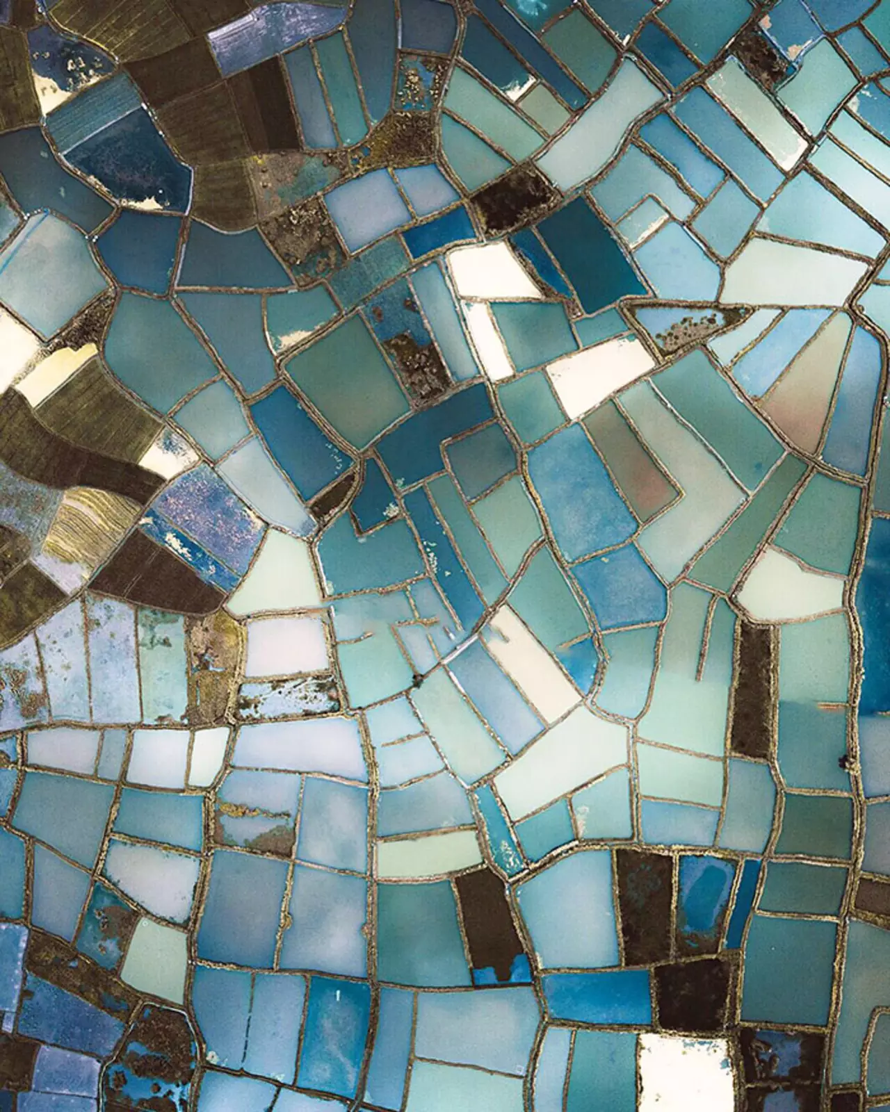 Китайские рисовые поля сверху выглядят как витраж. Китайские рисовые поля сверху выглядят как витраж.