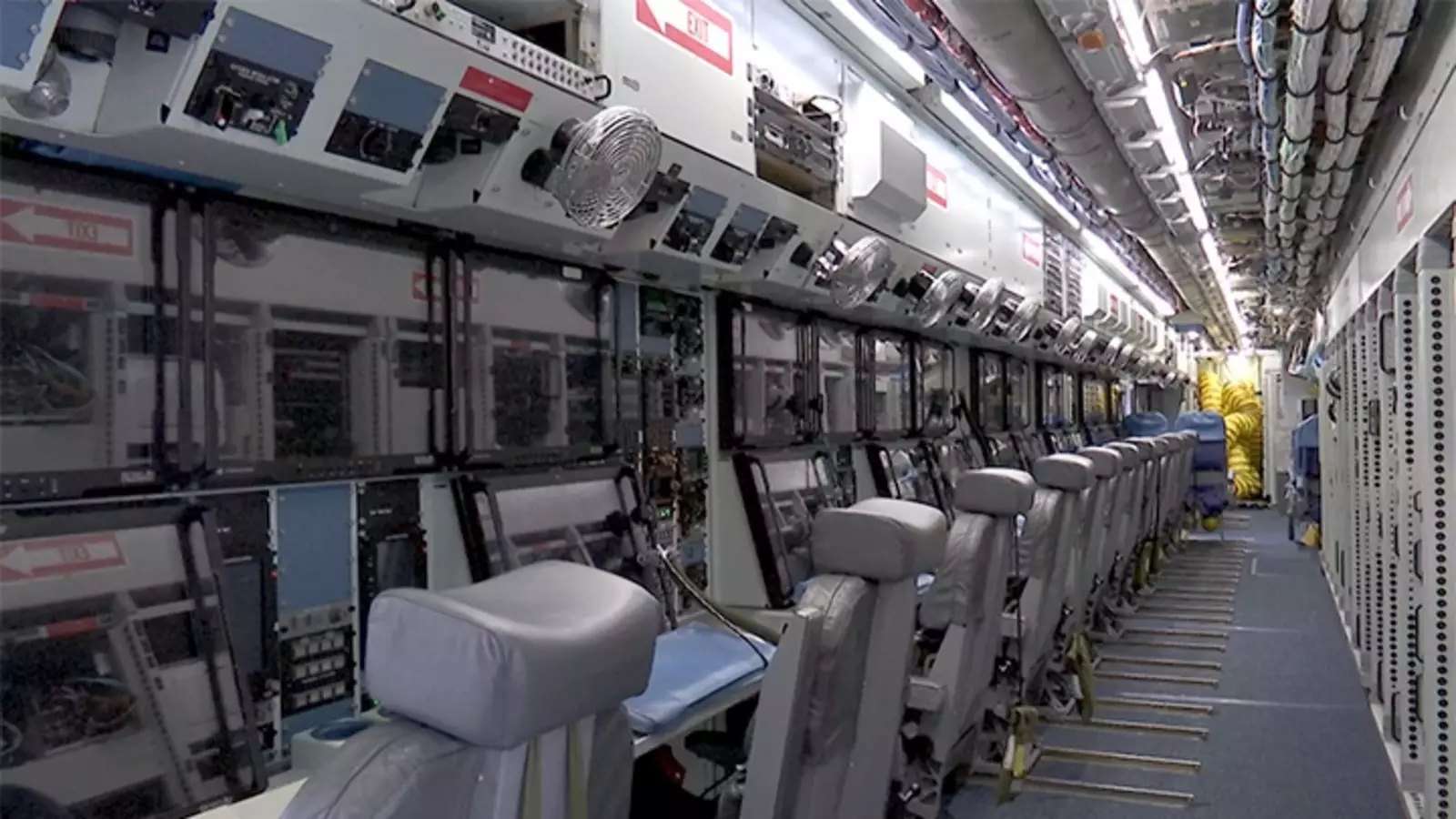 Посты операторов оборудования в салоне самолета Посты операторов оборудования в салоне самолета