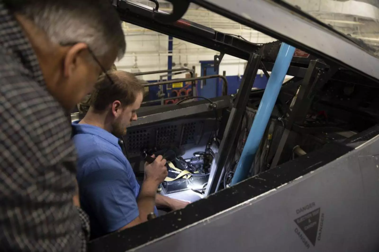 Инженеры проверяют компоненты устройства катапультирования перед установкой сиденья на F-15E Strike Eagle на авиабазе Сеймур Джонсон