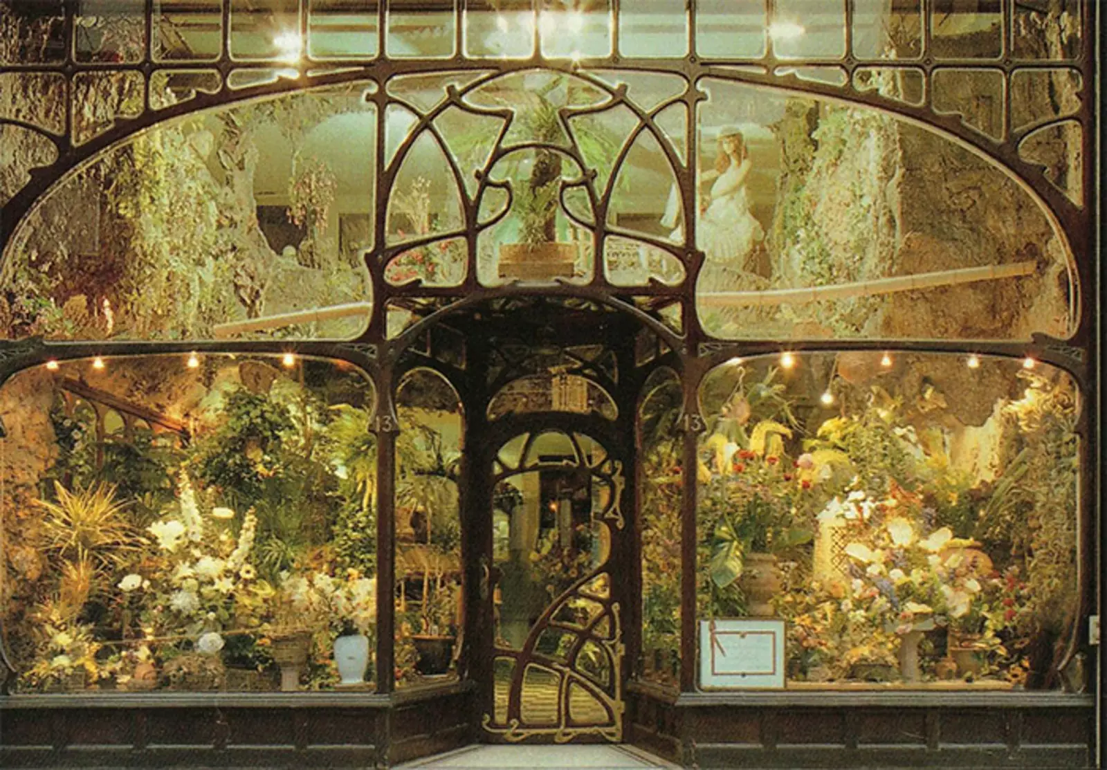 Вход в цветочный магазин в Брюсселе.