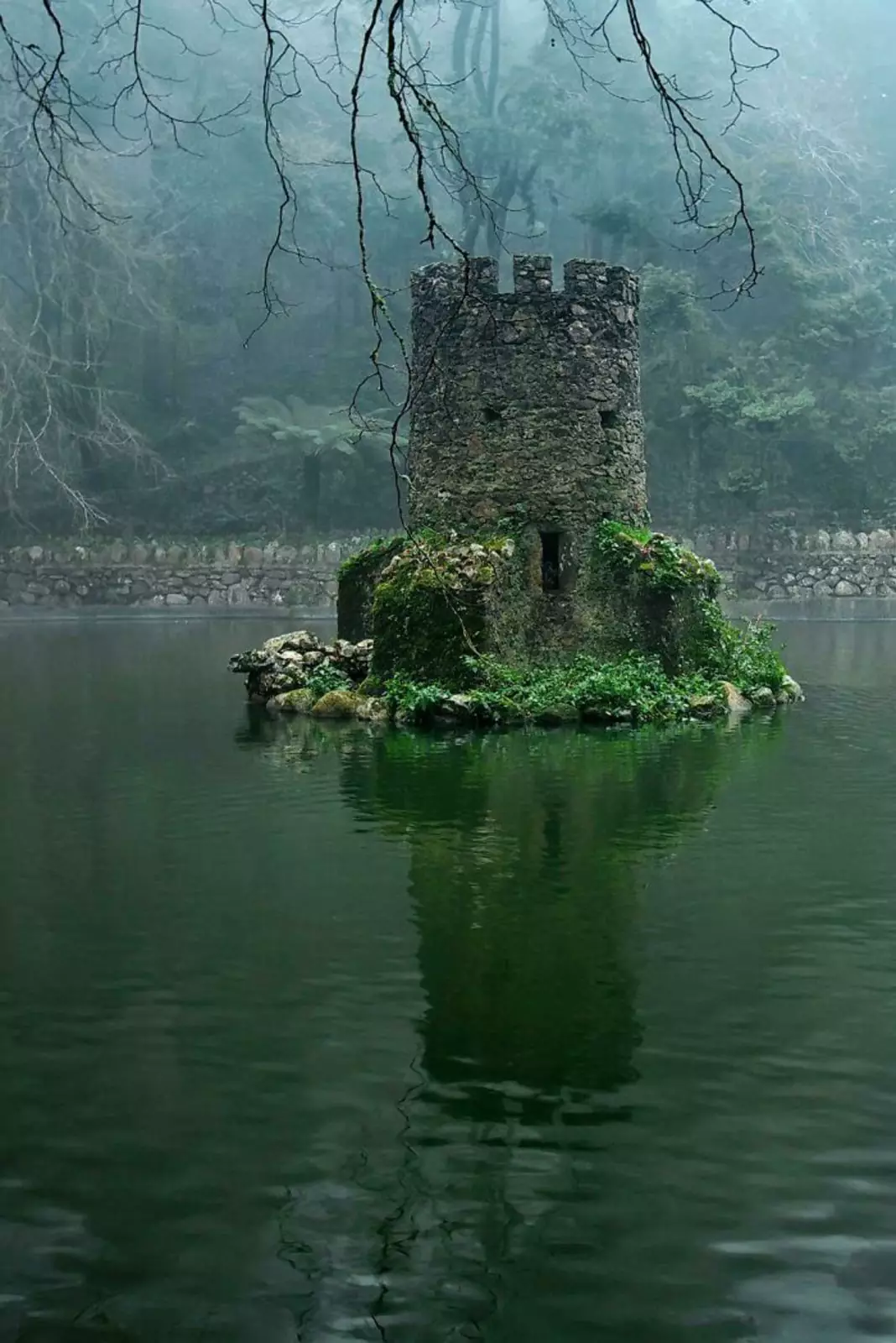 Башня волшебника посередине озера.