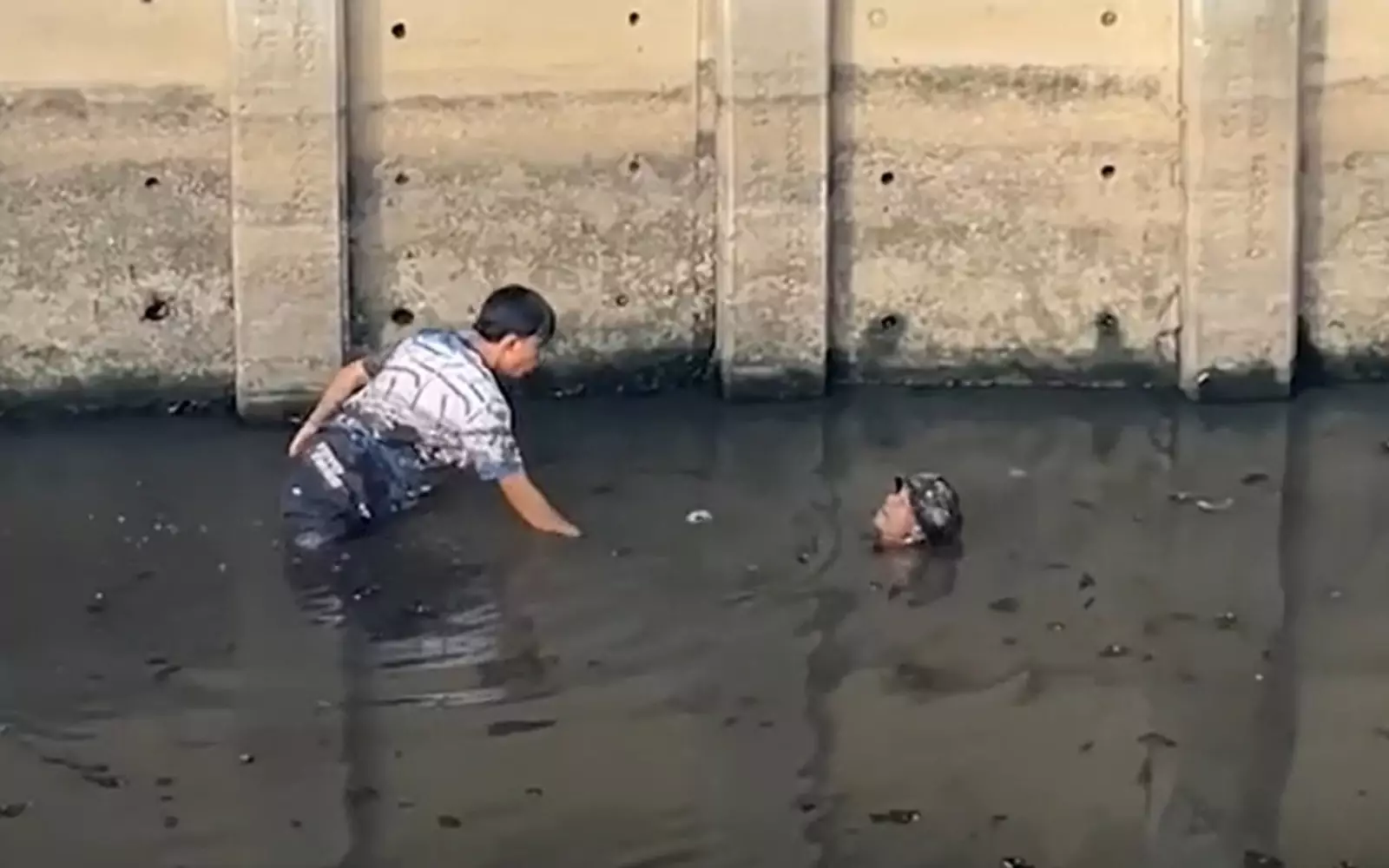 Один юноша решил проверить «труп», спустившись к воде, но когда парень коснулся его оказалось, что перед ним живой человек. Один юноша решил проверить «труп», спустившись к воде, но когда парень коснулся его оказалось, что перед ним живой человек.