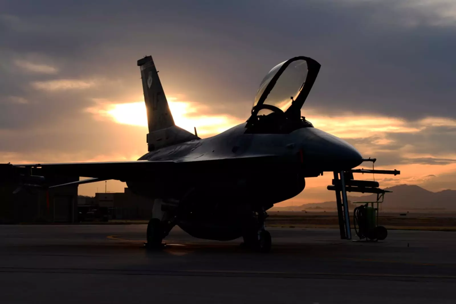 Истребитель F-16 Истребитель F-16