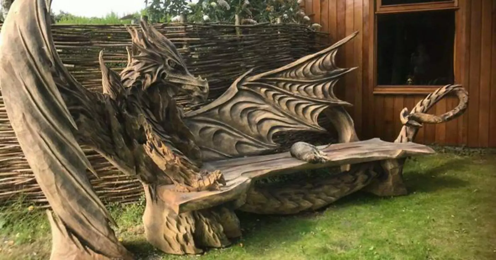 Скамья-дракон, вырезанная из дерева.