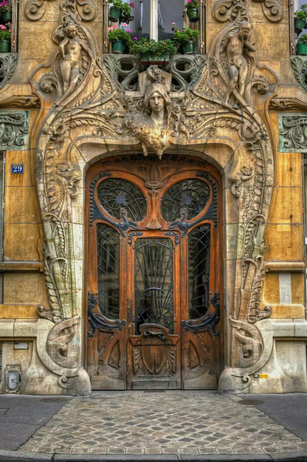 Удивительный дизайн двери в Париже.