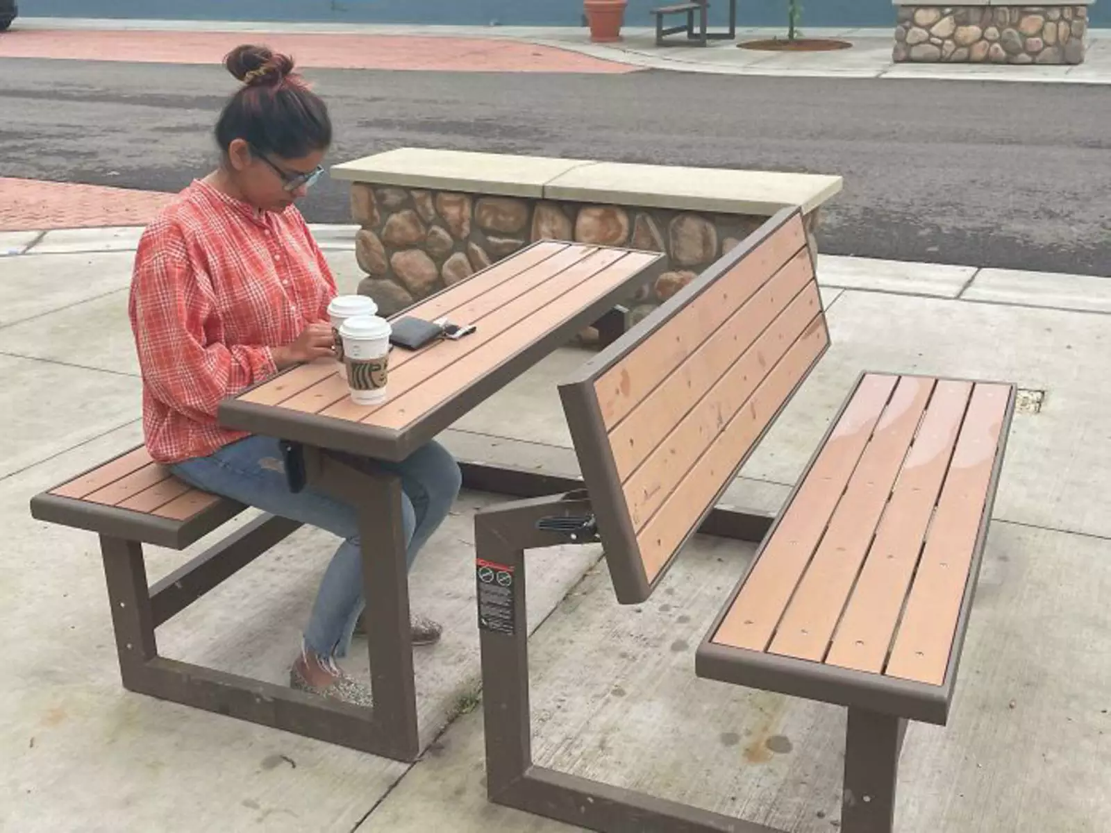 Эта скамейка в парке может раскладываться в стол.