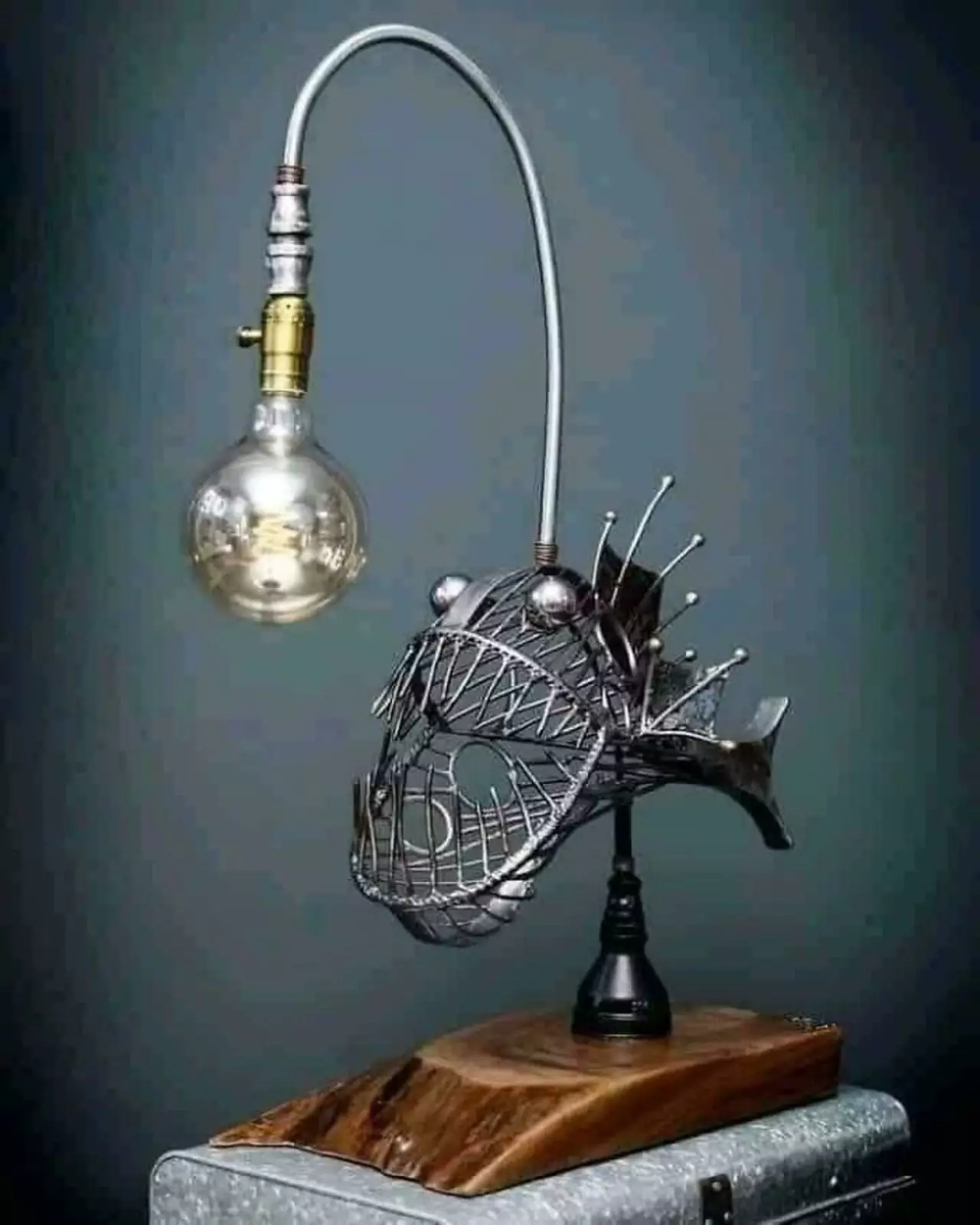 Настольная лампа-рыба.