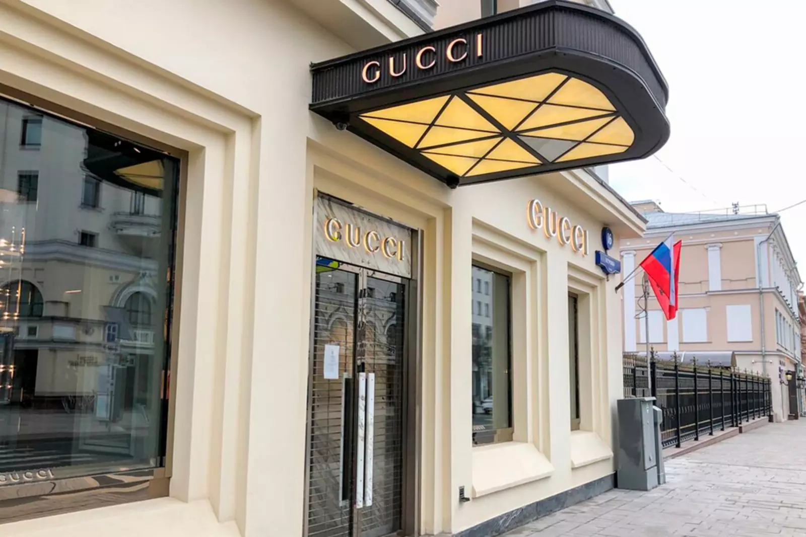  Временно закрытый магазин бренда Gucci на ул. Петровка в центре Москвы.