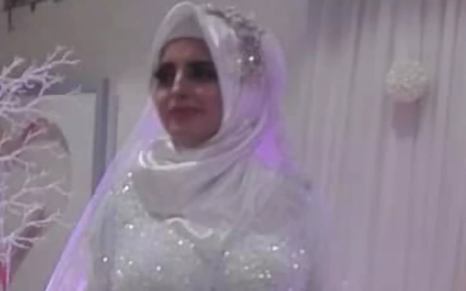 Когда Ламия опубликовала свой рассказ в соцсетях, она стала получать сообщения поддержки от тысяч людей. Когда Ламия опубликовала свой рассказ в соцсетях, она стала получать сообщения поддержки от тысяч людей.