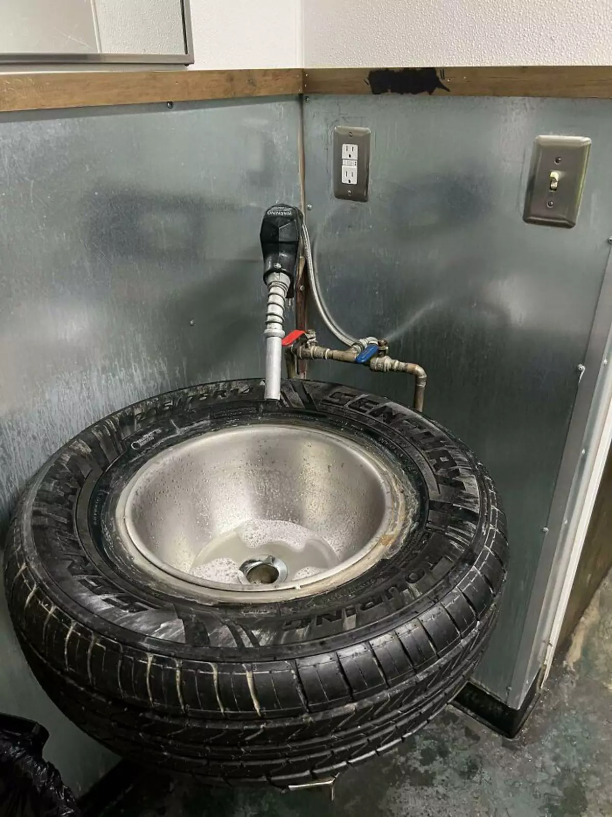 «Увидел на одной из сельских заправок». «Увидел на одной из сельских заправок».