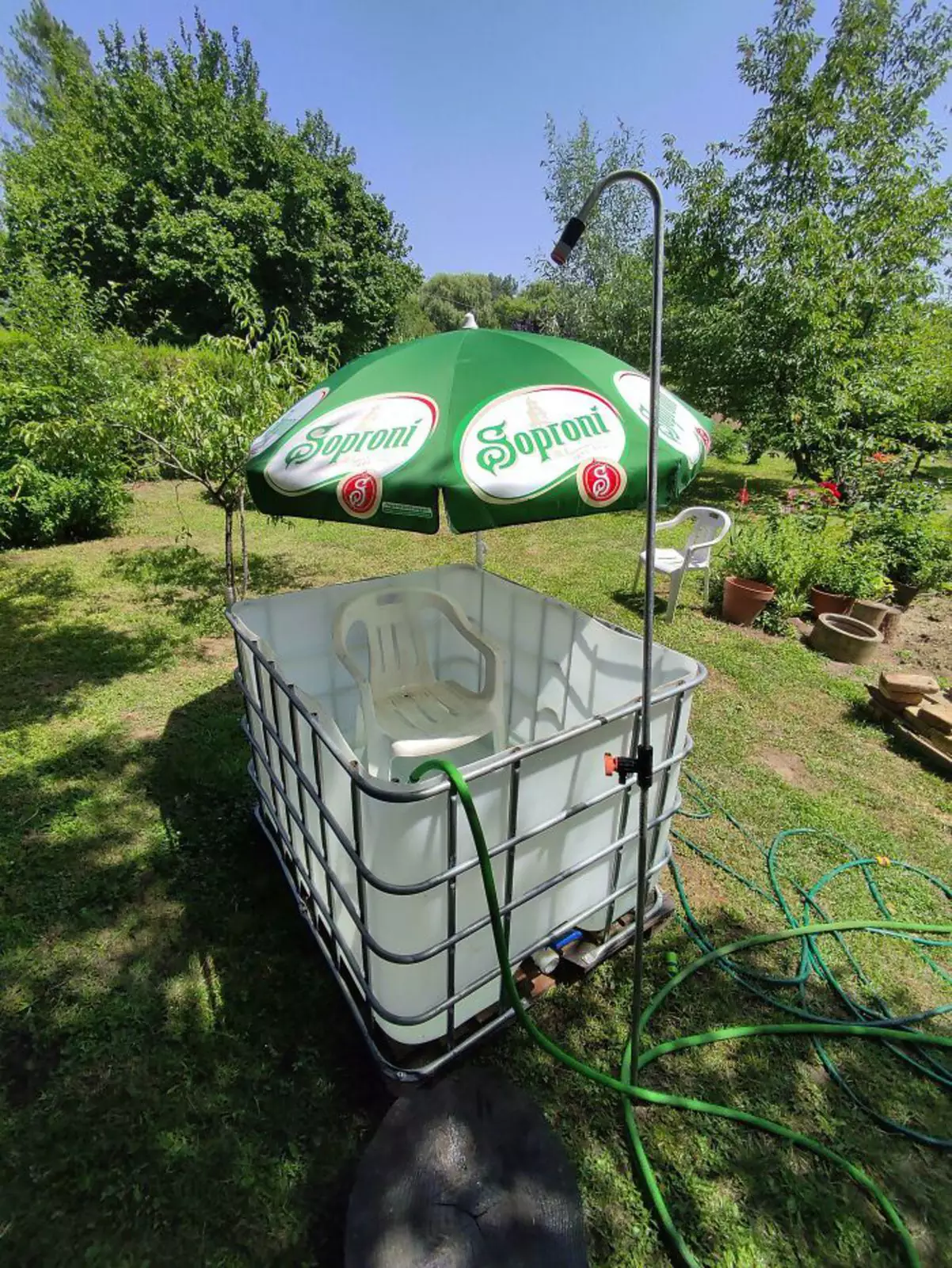 Джакузи на заднем дворе. Джакузи на заднем дворе.