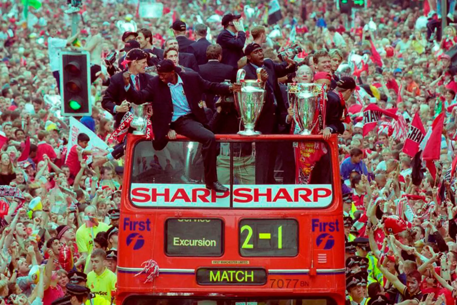Болельщики встречают игроков «Манчестер Юнайтед» после победы в Лиге чемпионов. 1999 год.