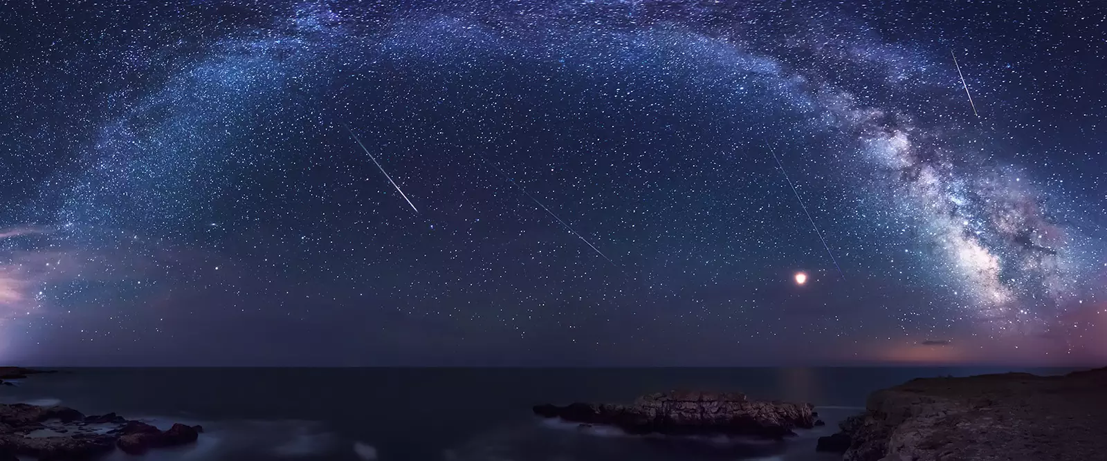 Метеорный поток также называют звездопадом или звёздным дождём.