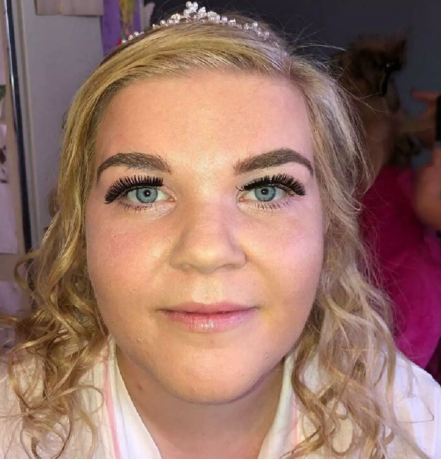 Ресницы явно не на месте. Ресницы явно не на месте.