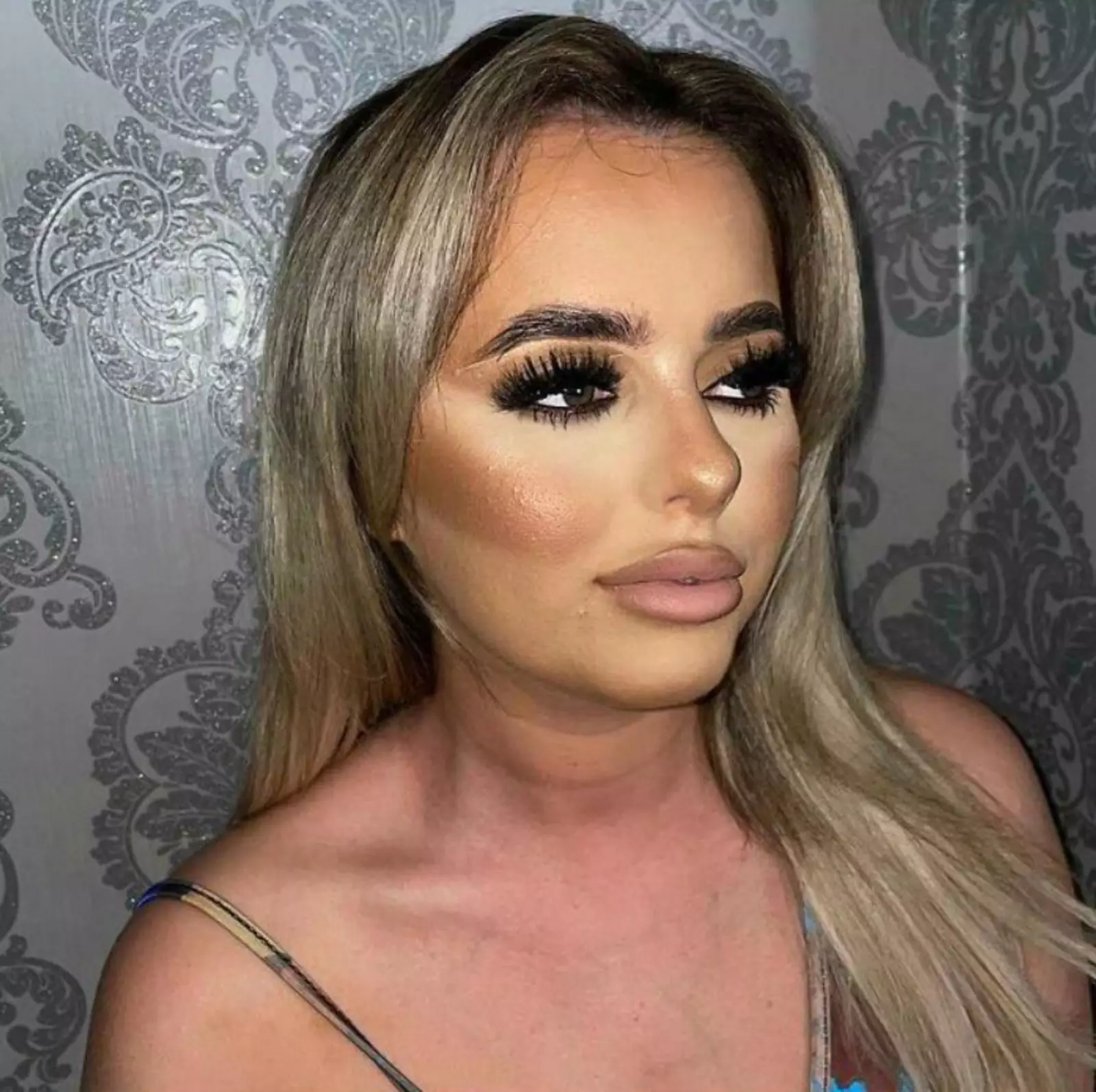 На лице будто маска из глины. На лице будто маска из глины.