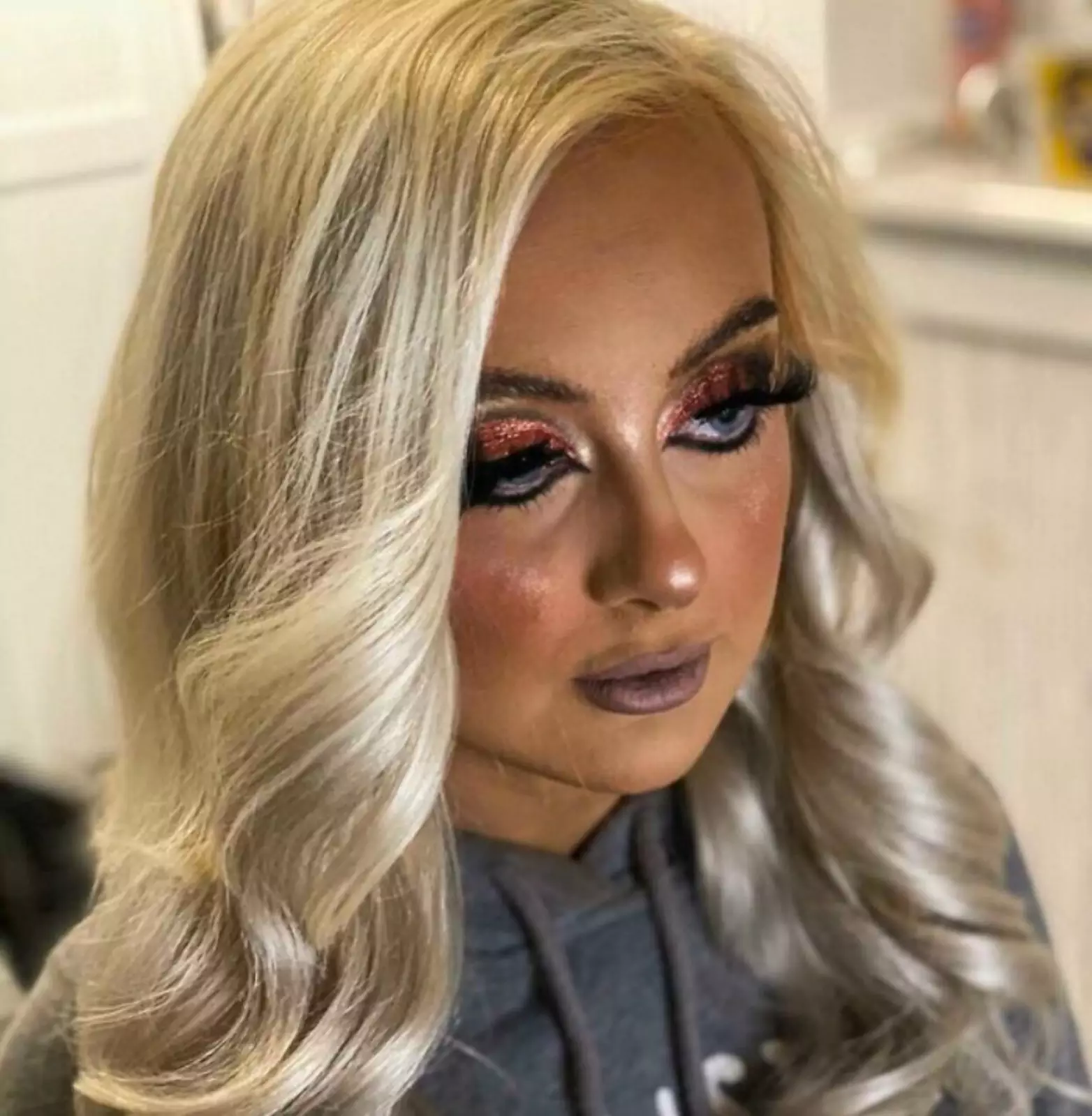 Глаза явно устали носить эту тяжесть. Глаза явно устали носить эту тяжесть.