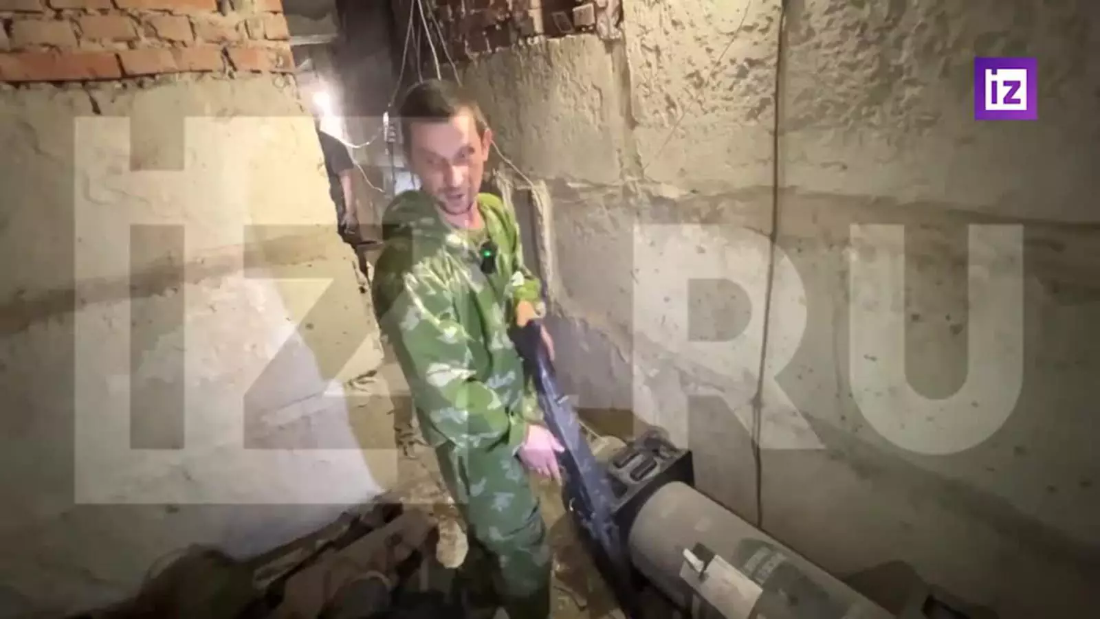 Боец ДНР с трофейным оружием
