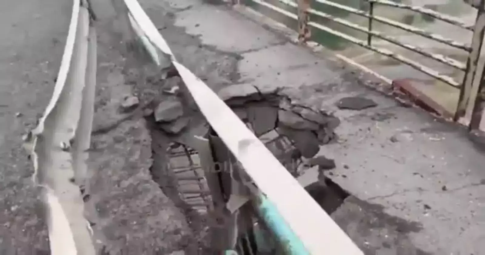 Последствия удара по Антоновскому мосту 19 июля