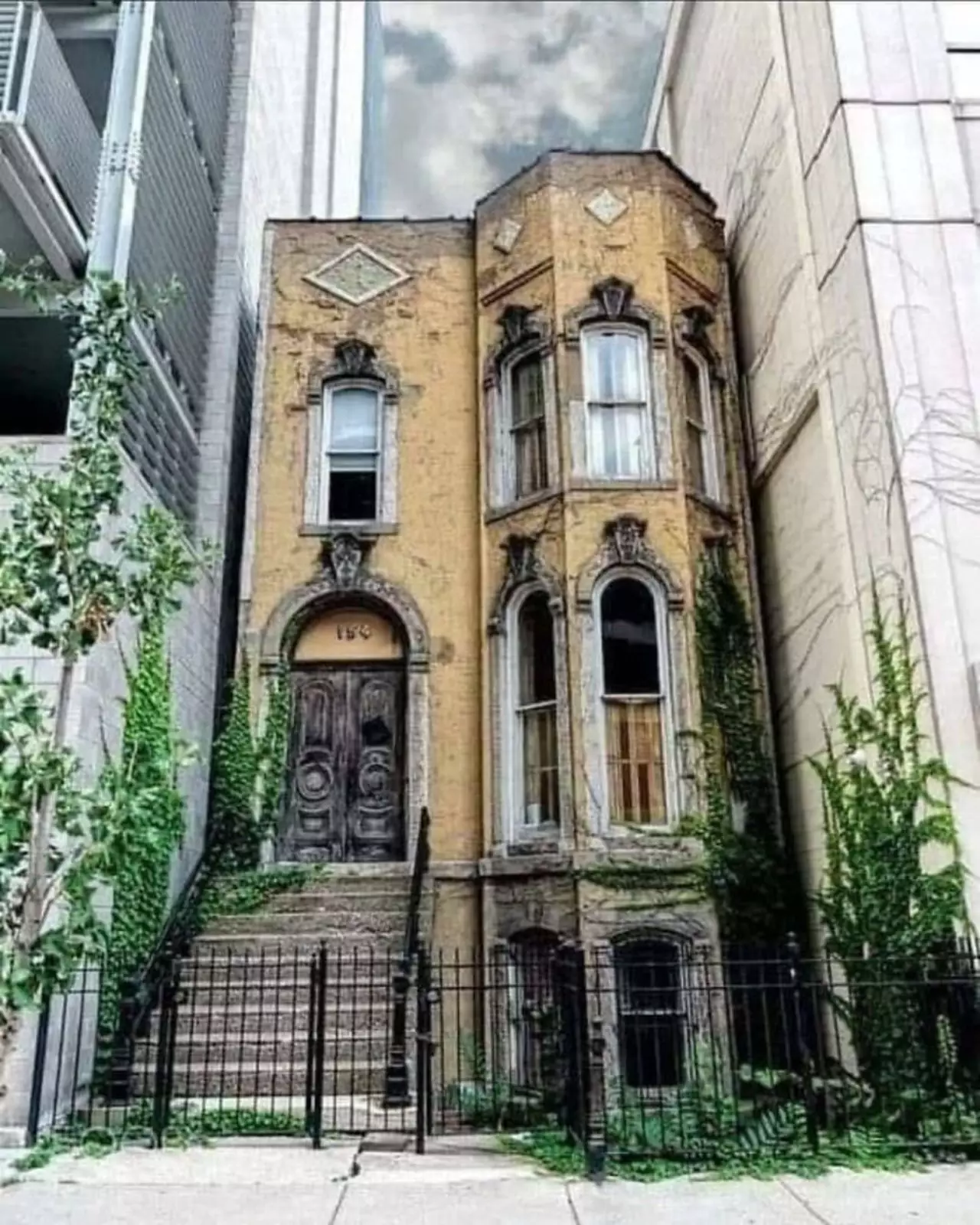 Заброшенный дом в Чикаго, построенный в 1888 году.