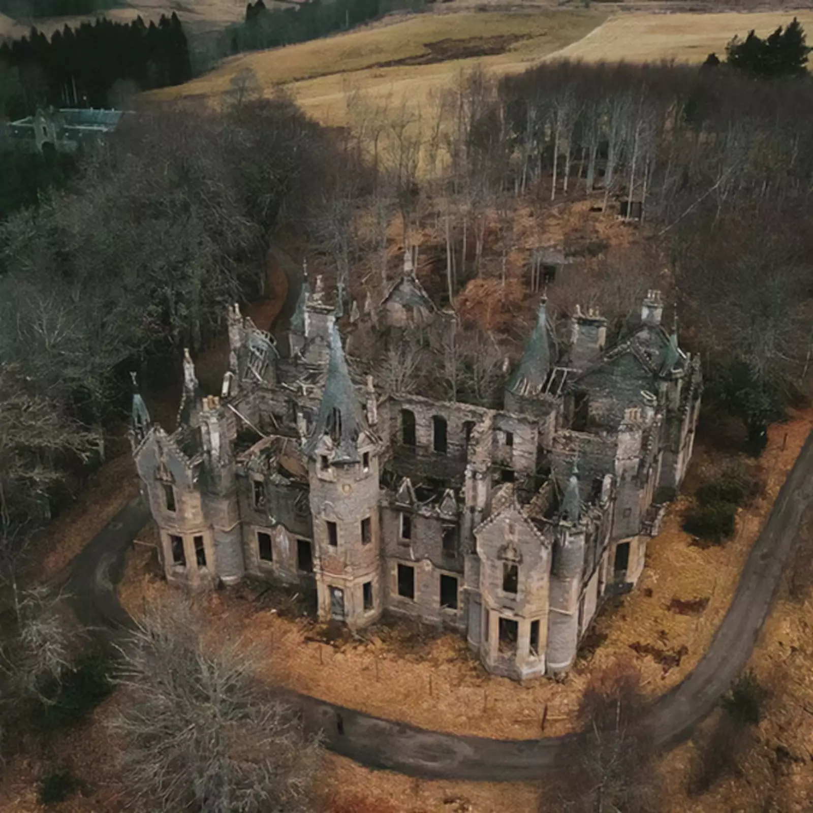 Заброшенный замок Dunalastair в Шотландии. 