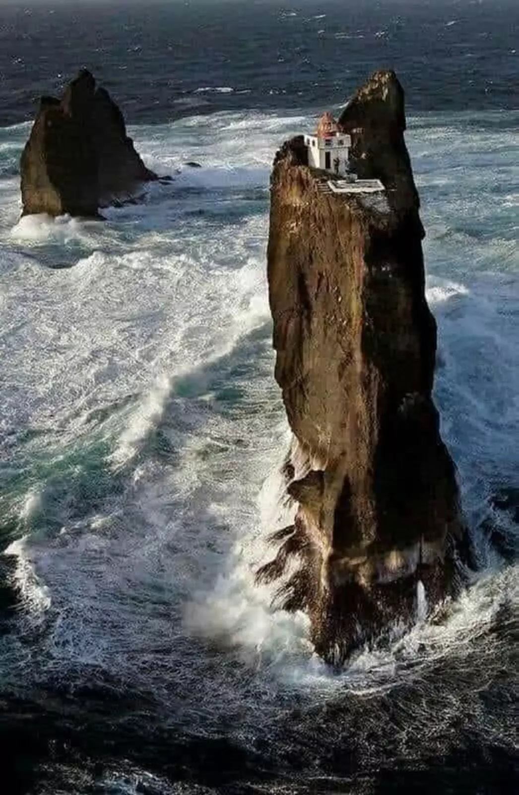 Маяк Тридрангавити в Исландии — самый изолированный маяк в мире.