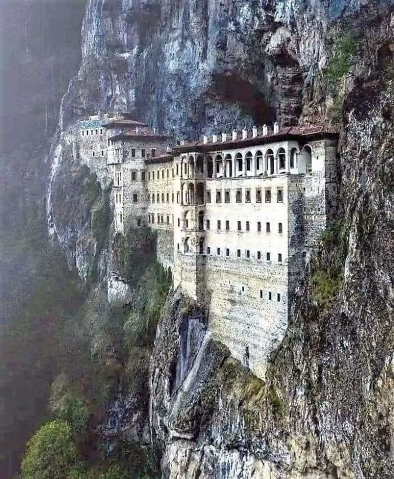 Монастырь Панагия Сумела в Турции.