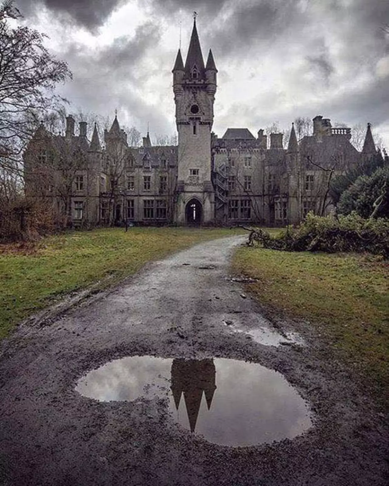 Заброшенный замок в Бельгии.
