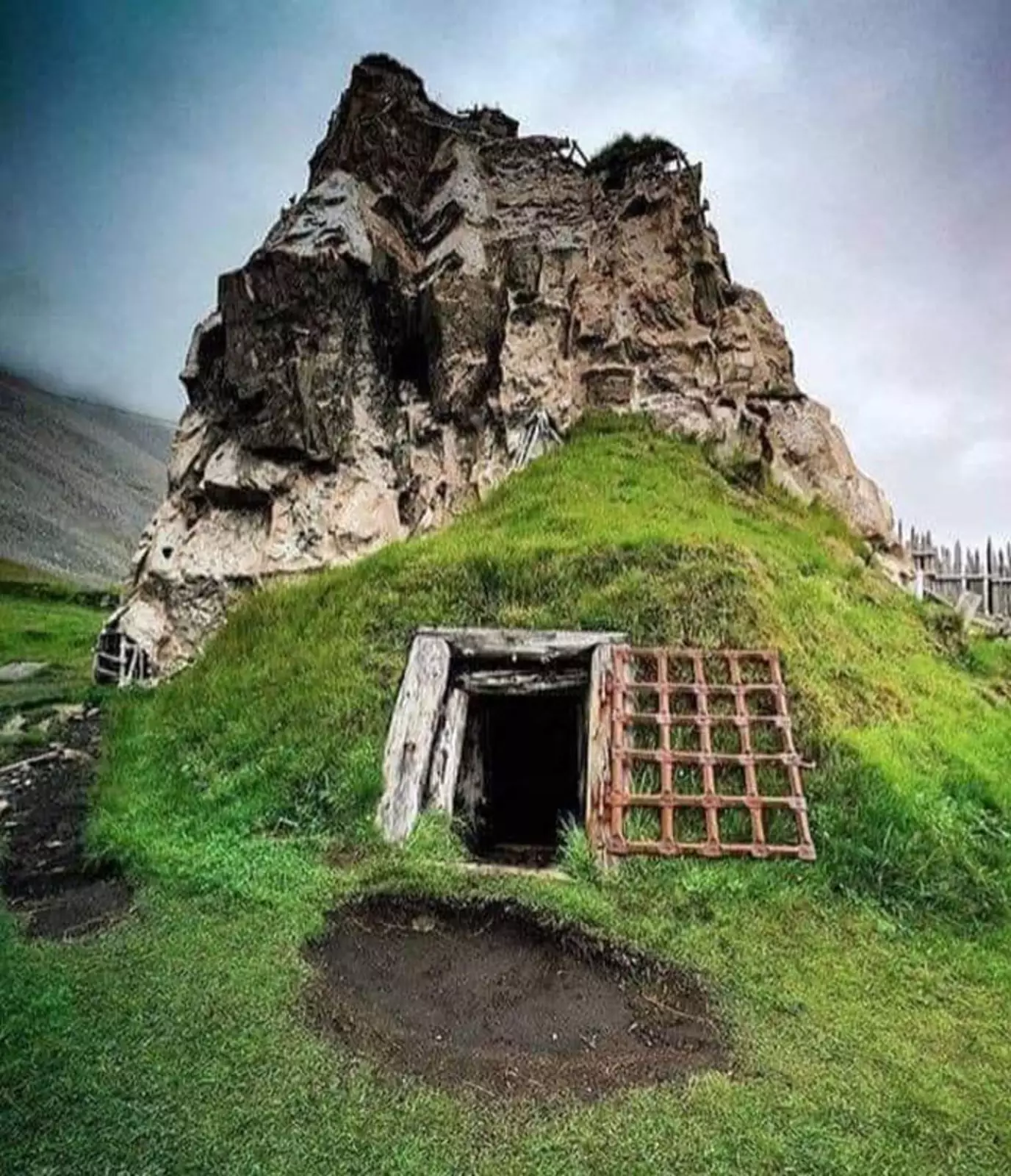 Заброшенный туннель викингов, Хёбн, Исландия.