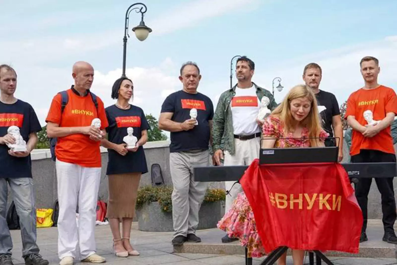 Пианистка Валентина Лисица вместе с "Внуками" сыграла у Скамьи примирения в Москве