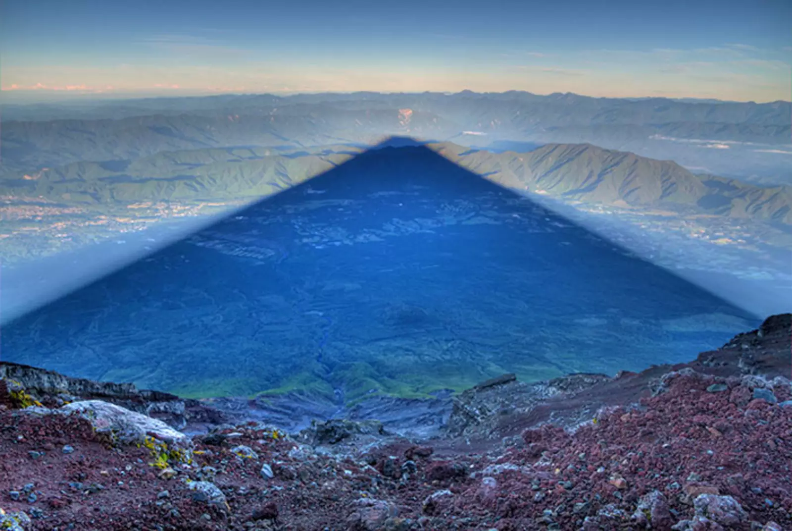 Невероятно. Тень горы Фудзияма длиной 24 км, Япония. Тень горы Фудзи. Невероятные фотографии. Уникальные фотографии.