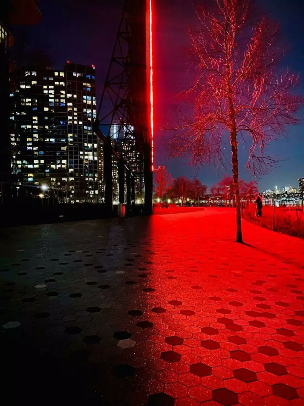 Две стороны неоновой вывески. Две стороны неоновой вывески.