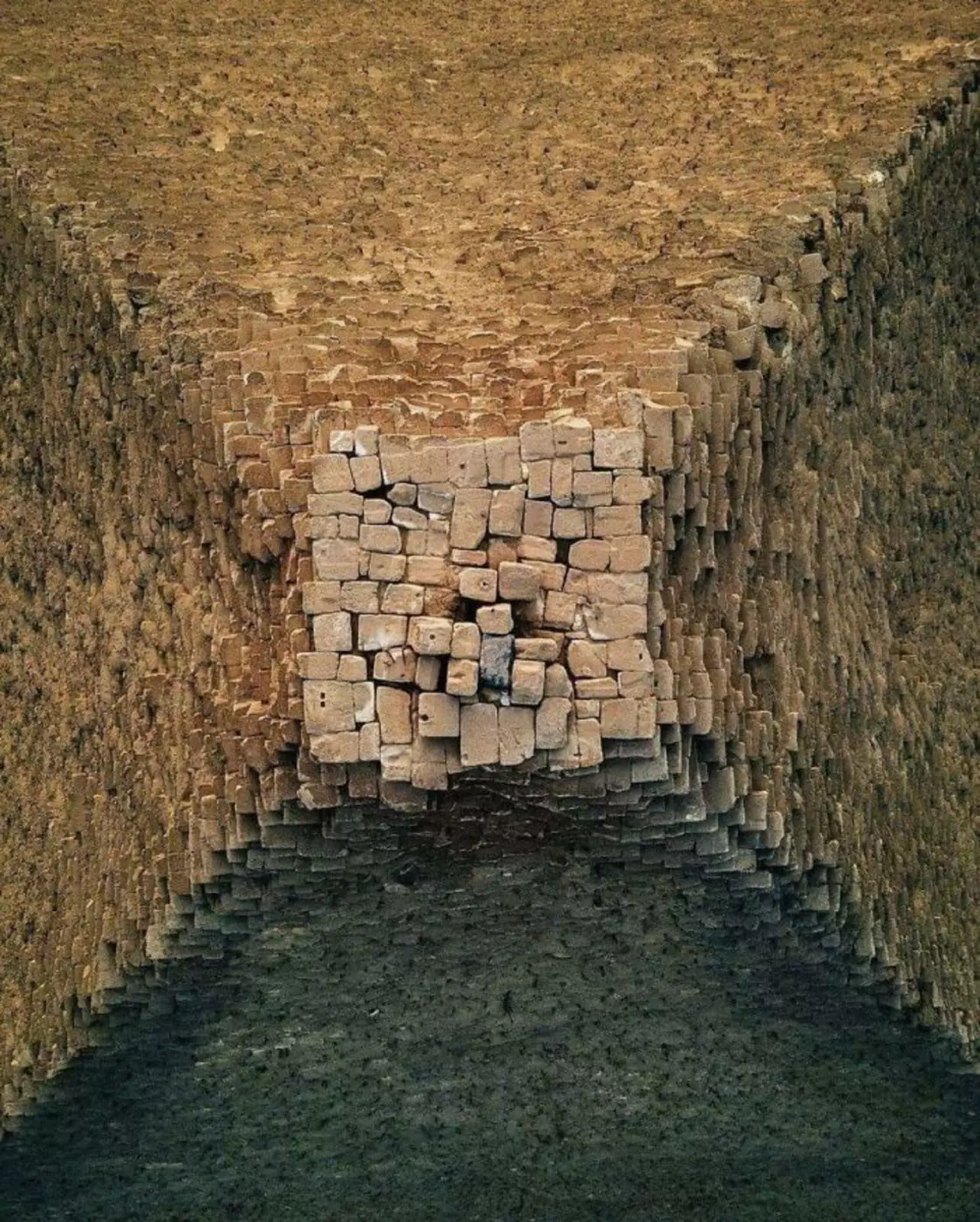 Египетская пирамида с неба. Египетская пирамида с неба.