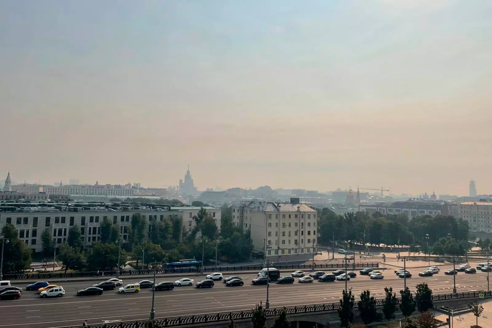 Дымка от лесных пожаров в Рязанской области распространяется по Москве.