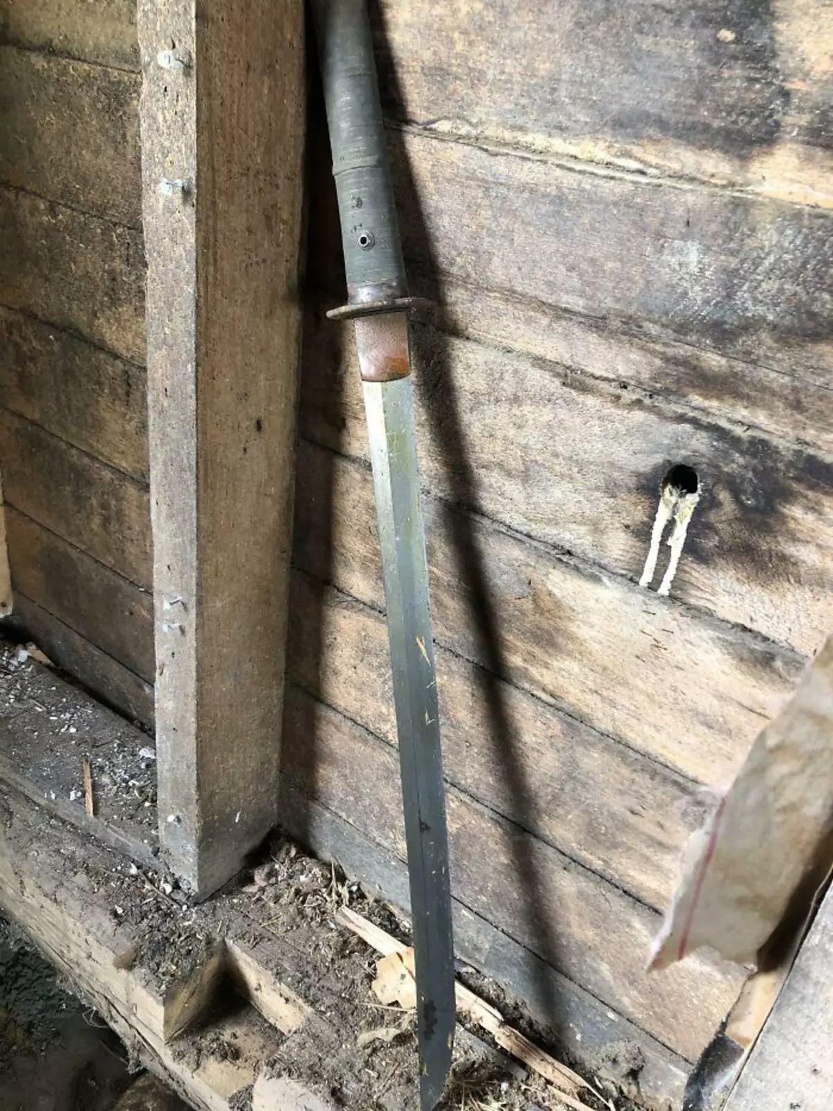 «Во время ремонта 100-летнего дома под комнатой с земляным полом было найдено нечто похожее на самурайский меч. Он все еще острый и тяжелый».