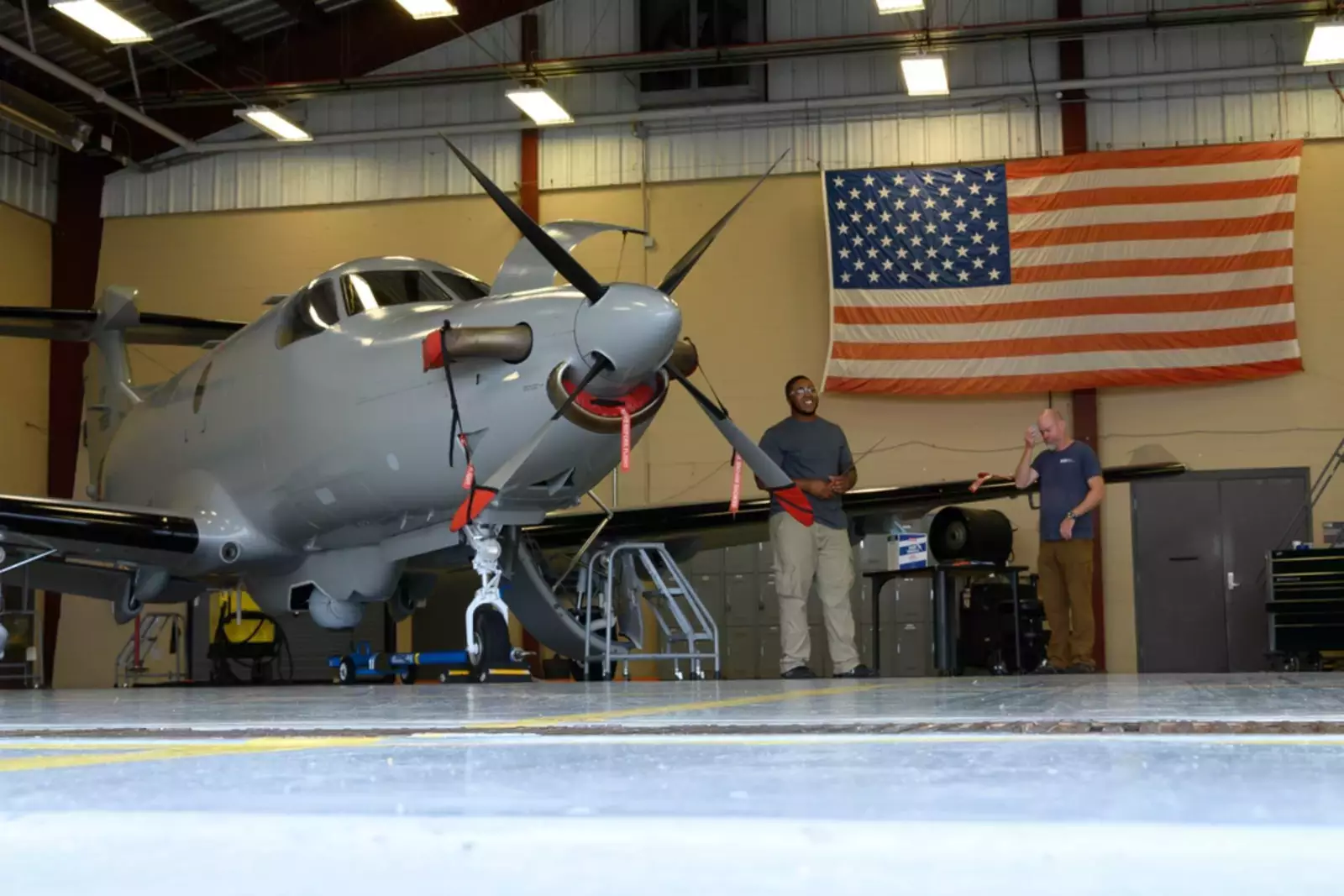 Кристофер Дэвис (слева), техник по техническому обслуживанию, и Кен Кейв, специалист по планерам и силовым установкам 319-й эскадрильи специальных операций, готовятся к плановому техническому обслуживанию на U-28A Draco на Херлберт-Филд, штат Флорида