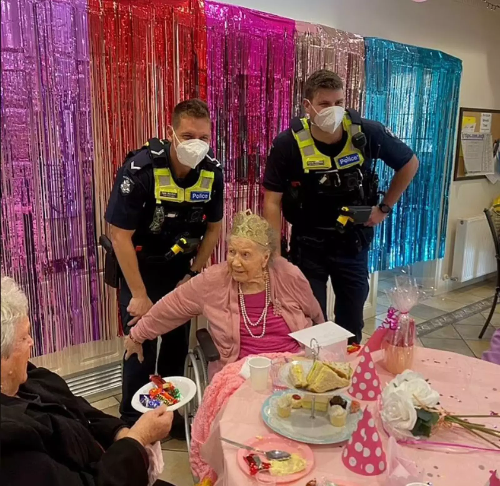 Офицеры с радостью исполнили желание пожилой женщины и приехали на ее день рождения в дом престарелых.