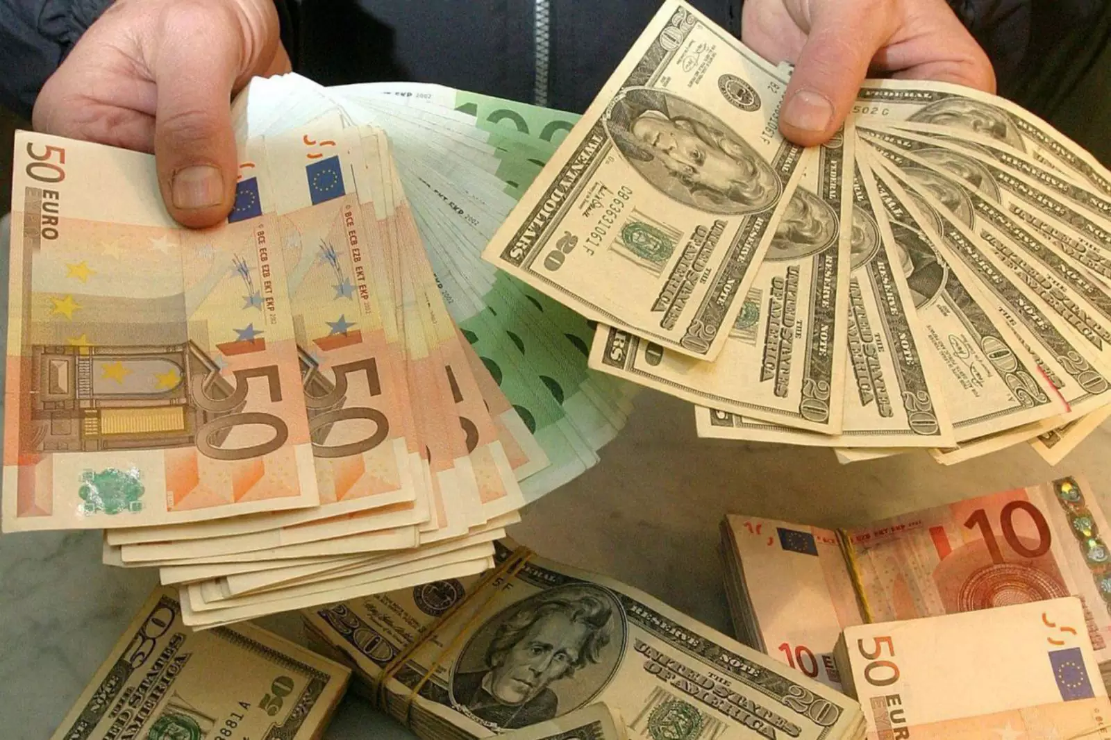 Обмен евро на доллары. Деньги. Валюта. Иностранная валюта. Деньги валюта.