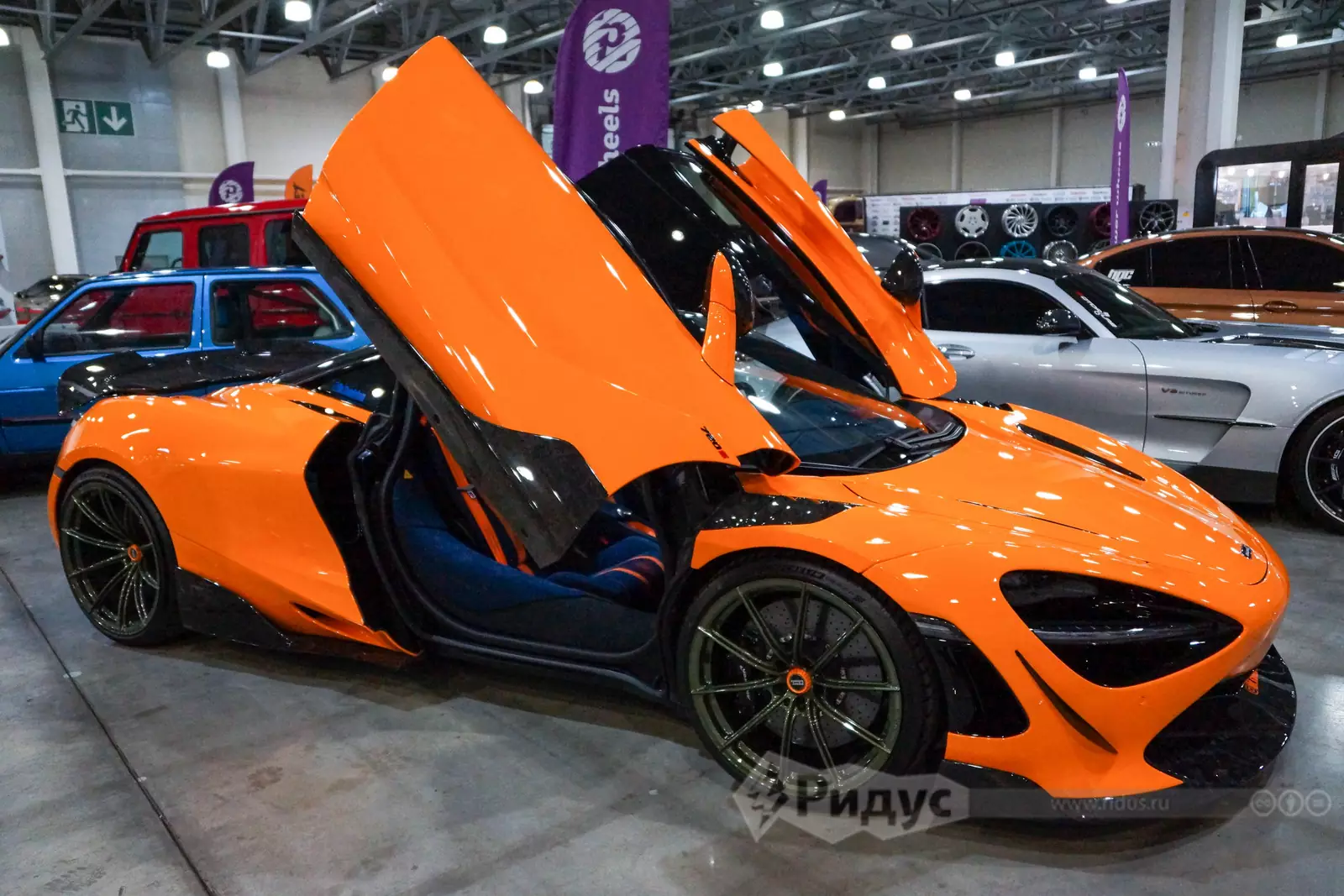 Оранжевый McLaren