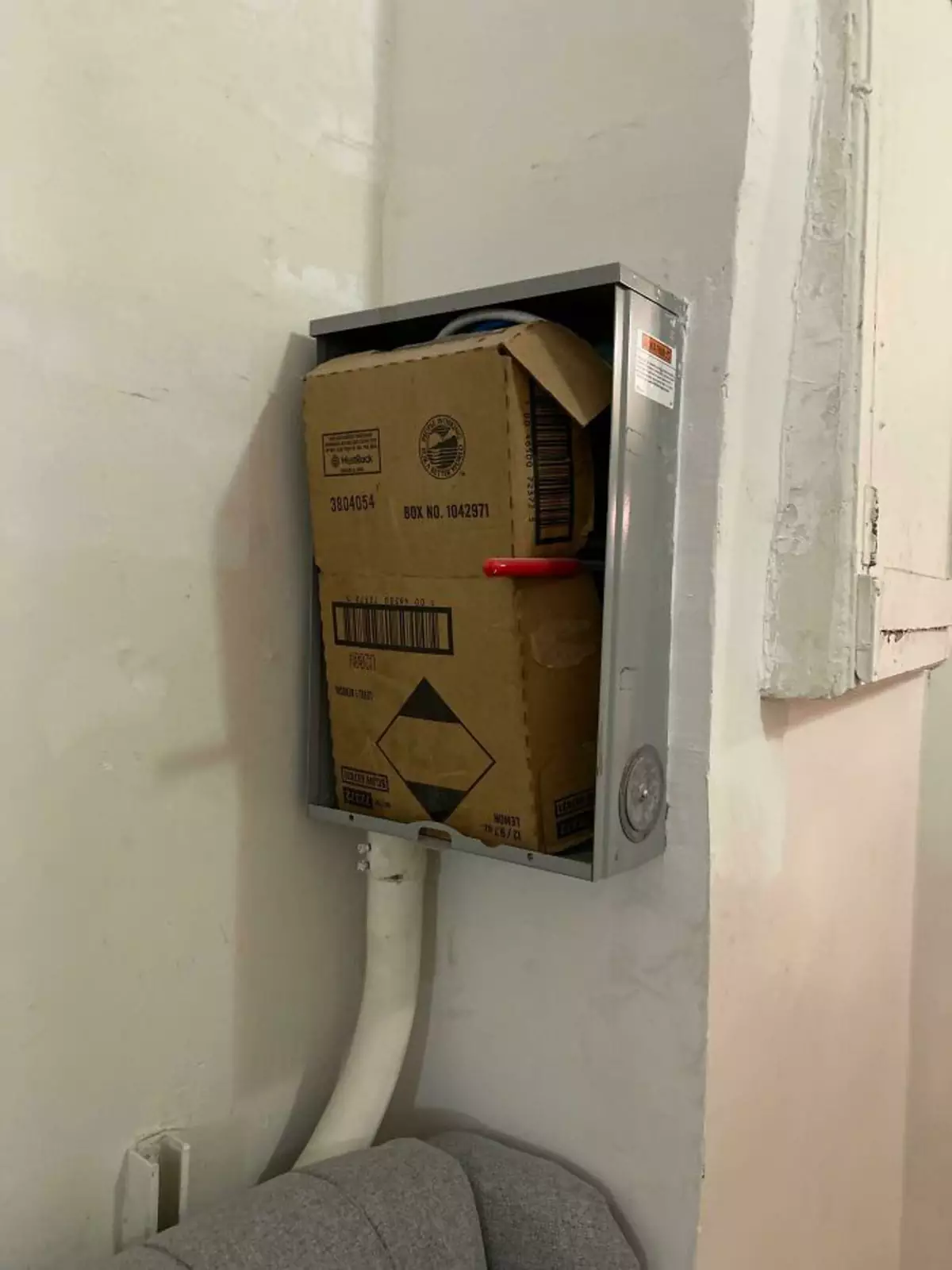 Если у вашего электрошкафа нет дверцы, просто используйте картонную коробку.