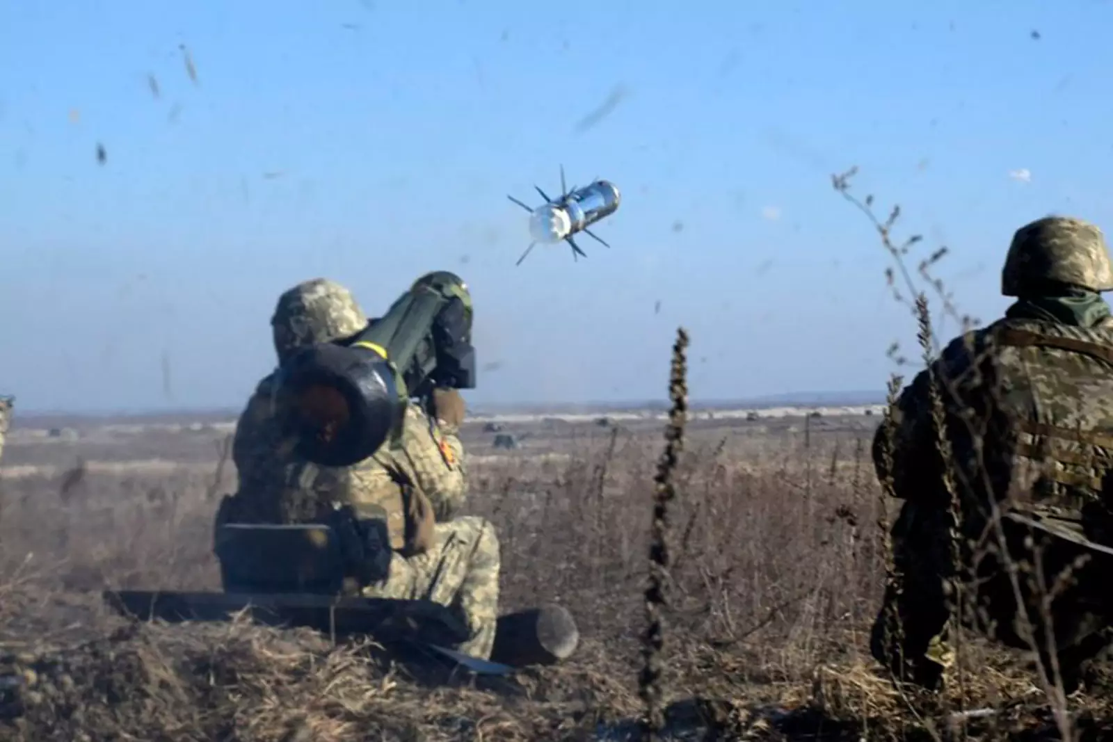 Украинский солдат ведёт огонь из птрк javelin 
