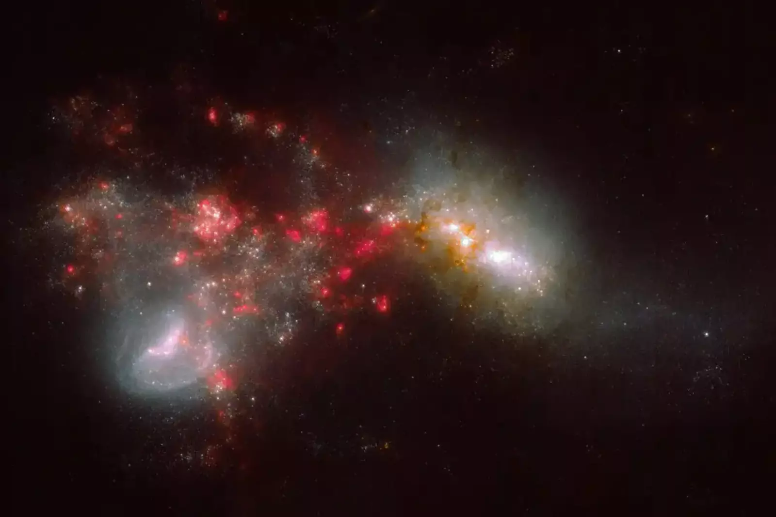 Столкновение двух галактик IC 1623.