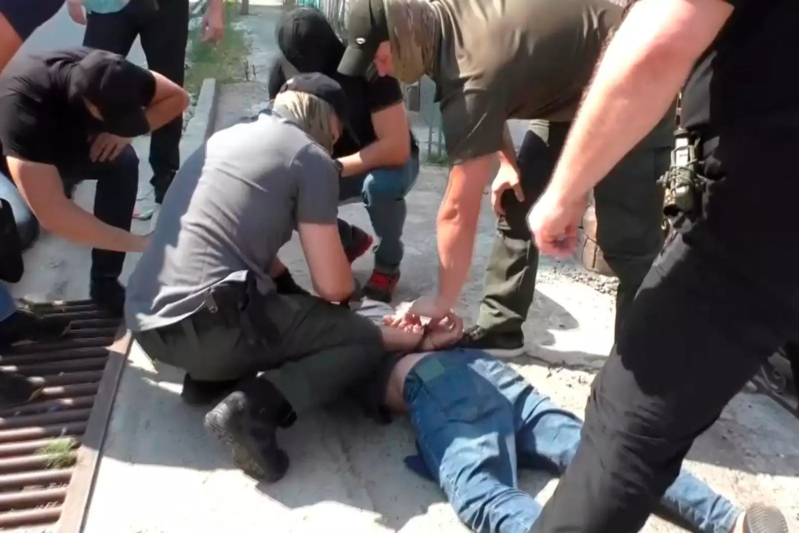 Сотрудники ФСБ задержали в Черкесске сторонника «Правого сектора»*.