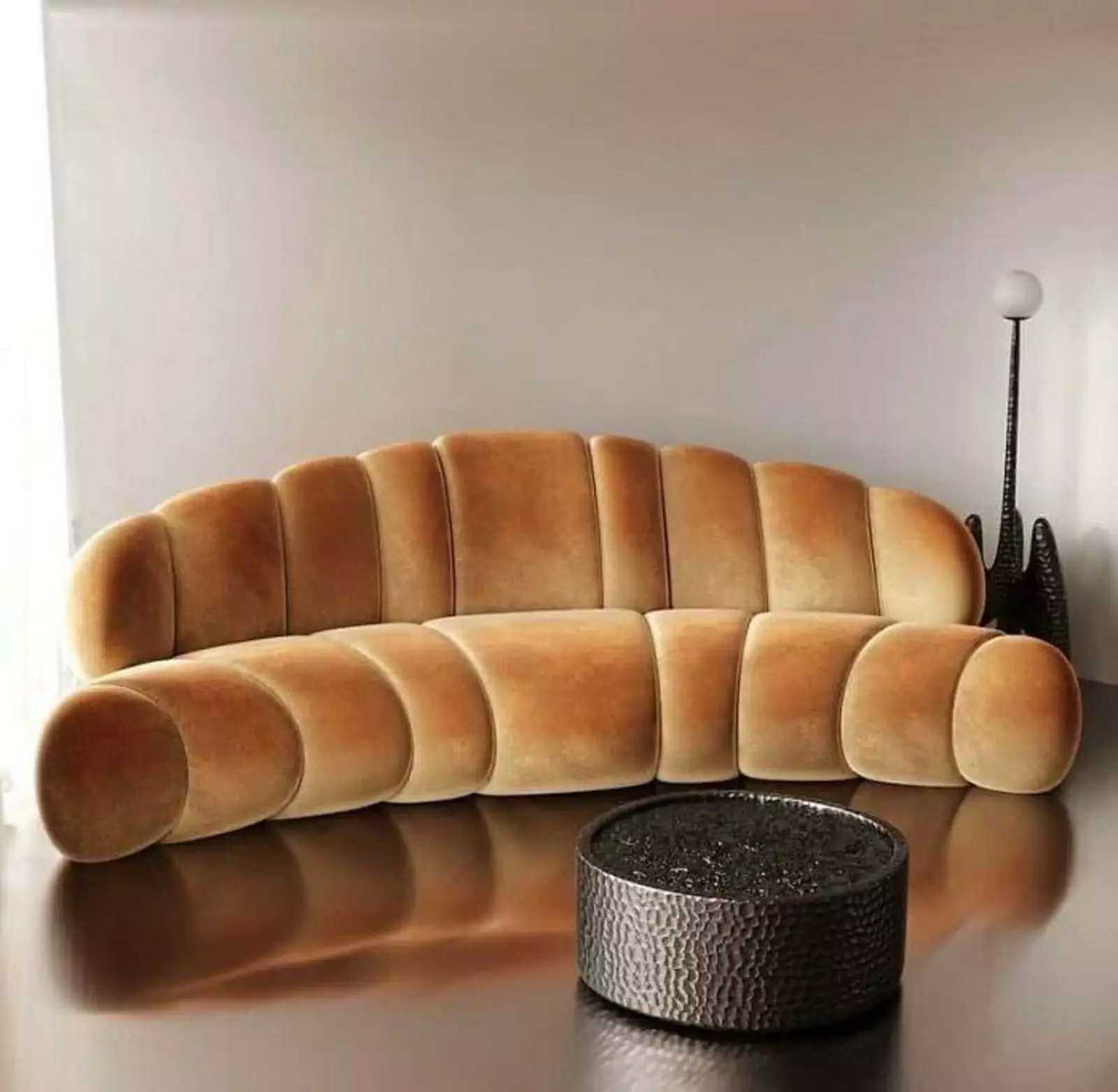 Этому дивану не хватает подушек, похожих на сливочное масло или джем.