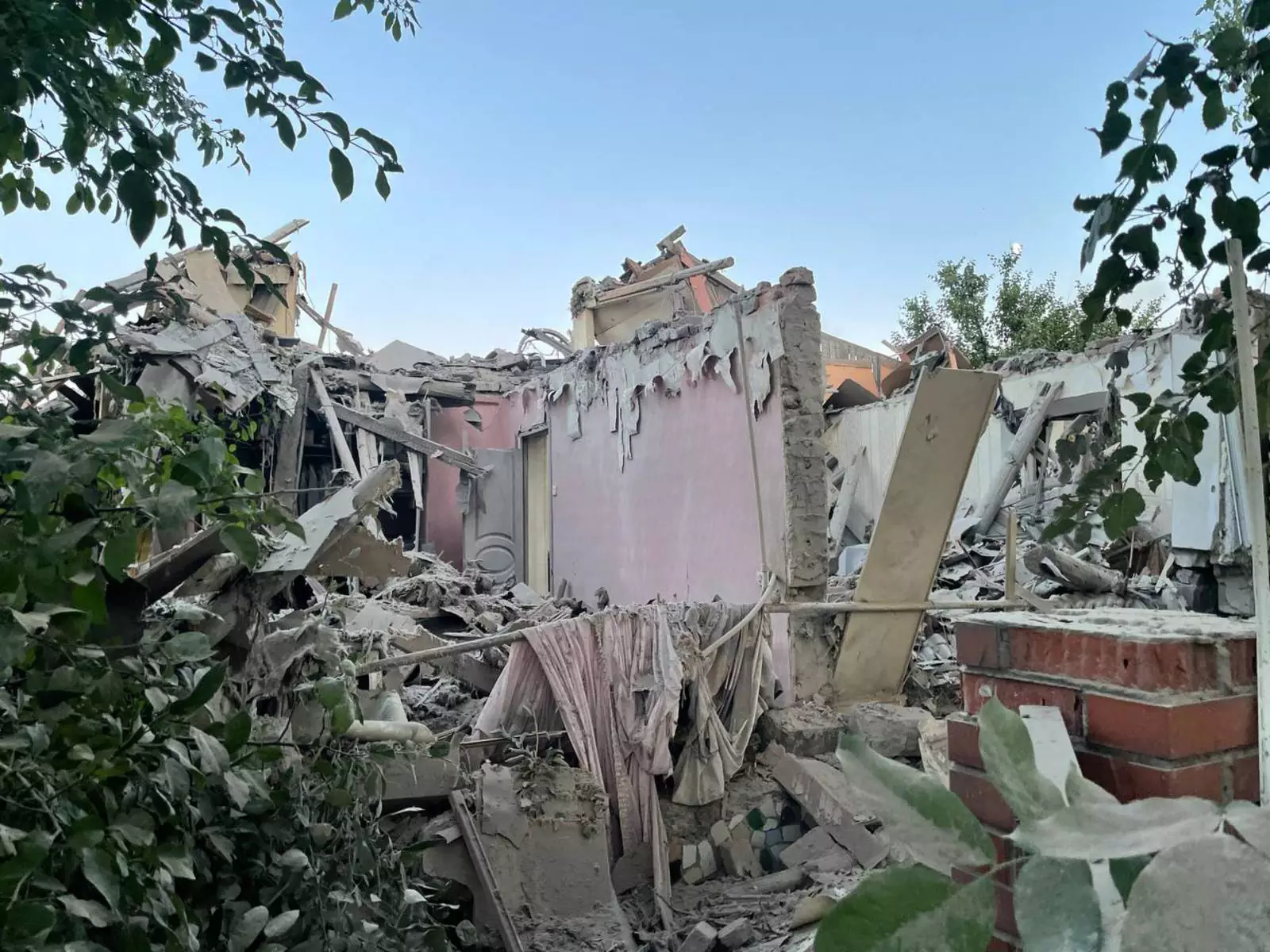 Последствия обстрела в Донецке.