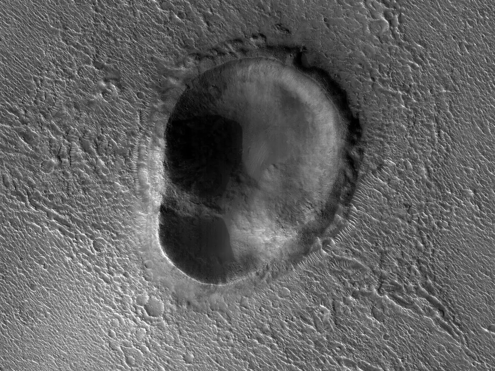 Кратер на Марсе, напоминающий человеческое ухо.