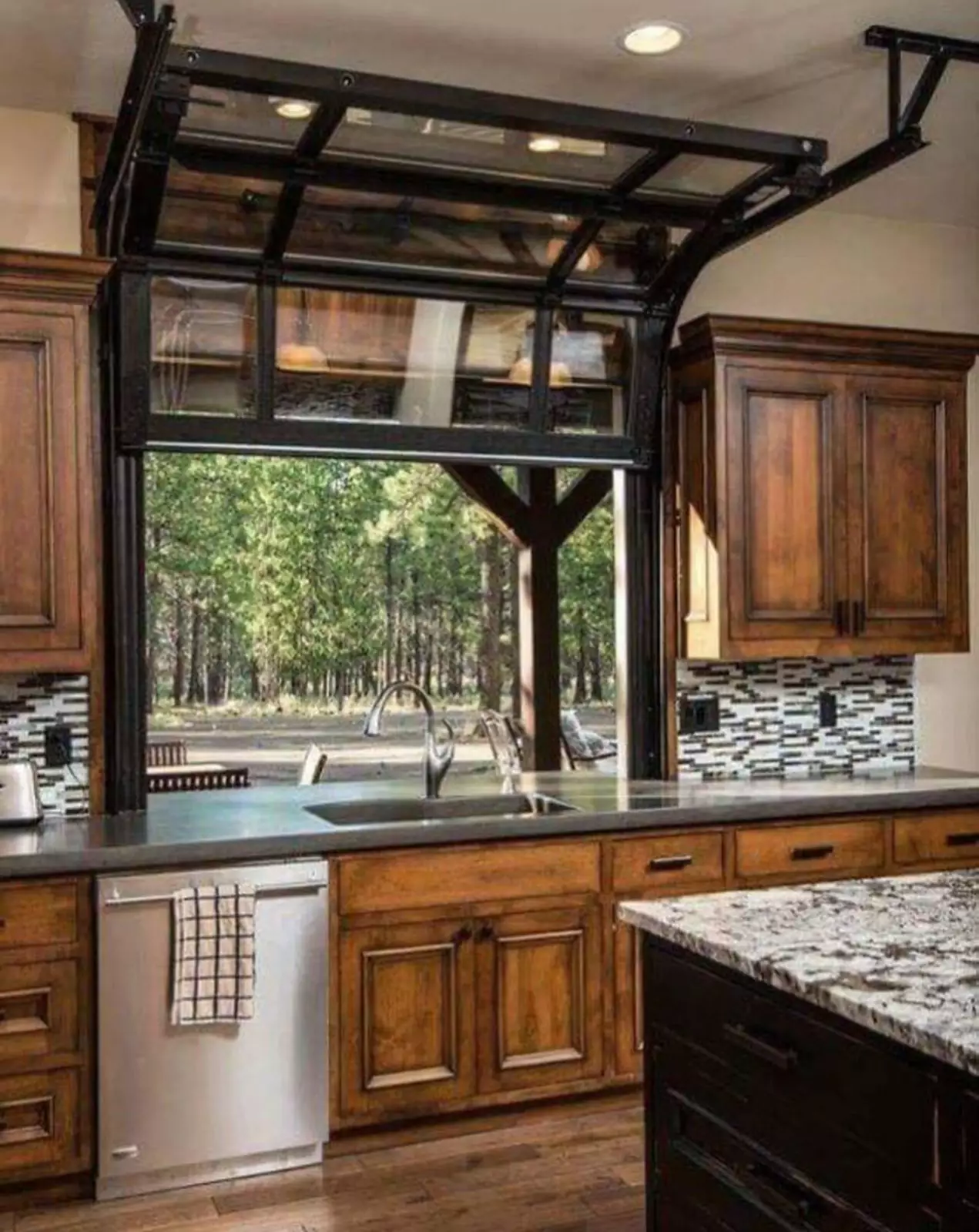 Окно на кухне в виде гаражной двери.