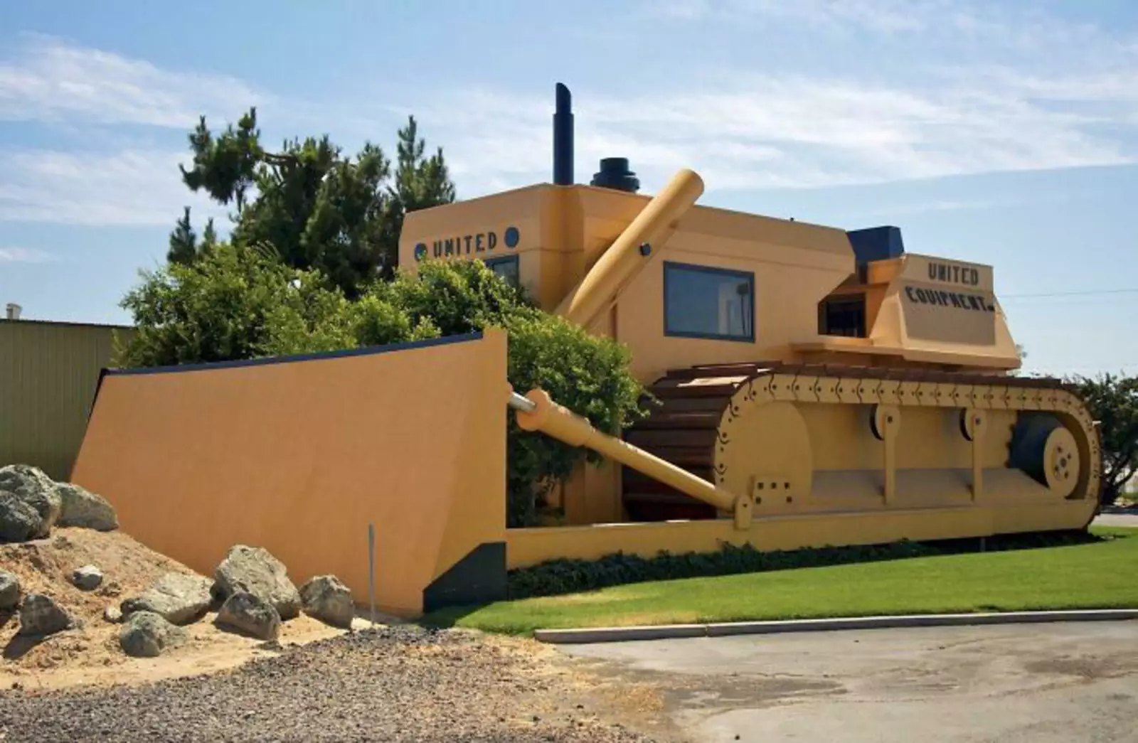 Здание-бульдозер. Здание-бульдозер.